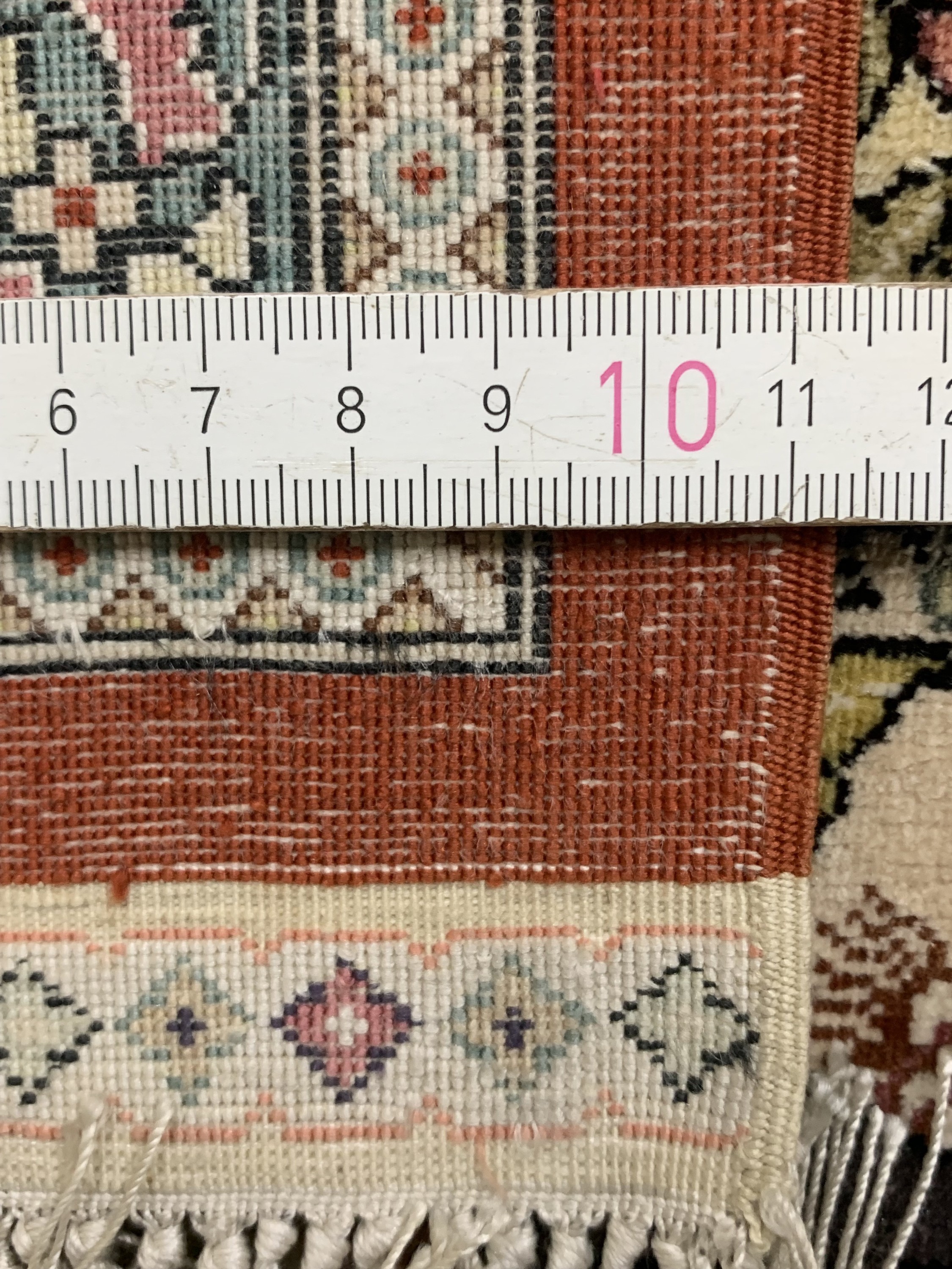 Detail j: Hereke Seide fein, China, Mitte 20.JHd, reine Naturseide, ca. 248 x 158 cm, ca. 1,0 Mio. Kn/qm, EHZ:1-2