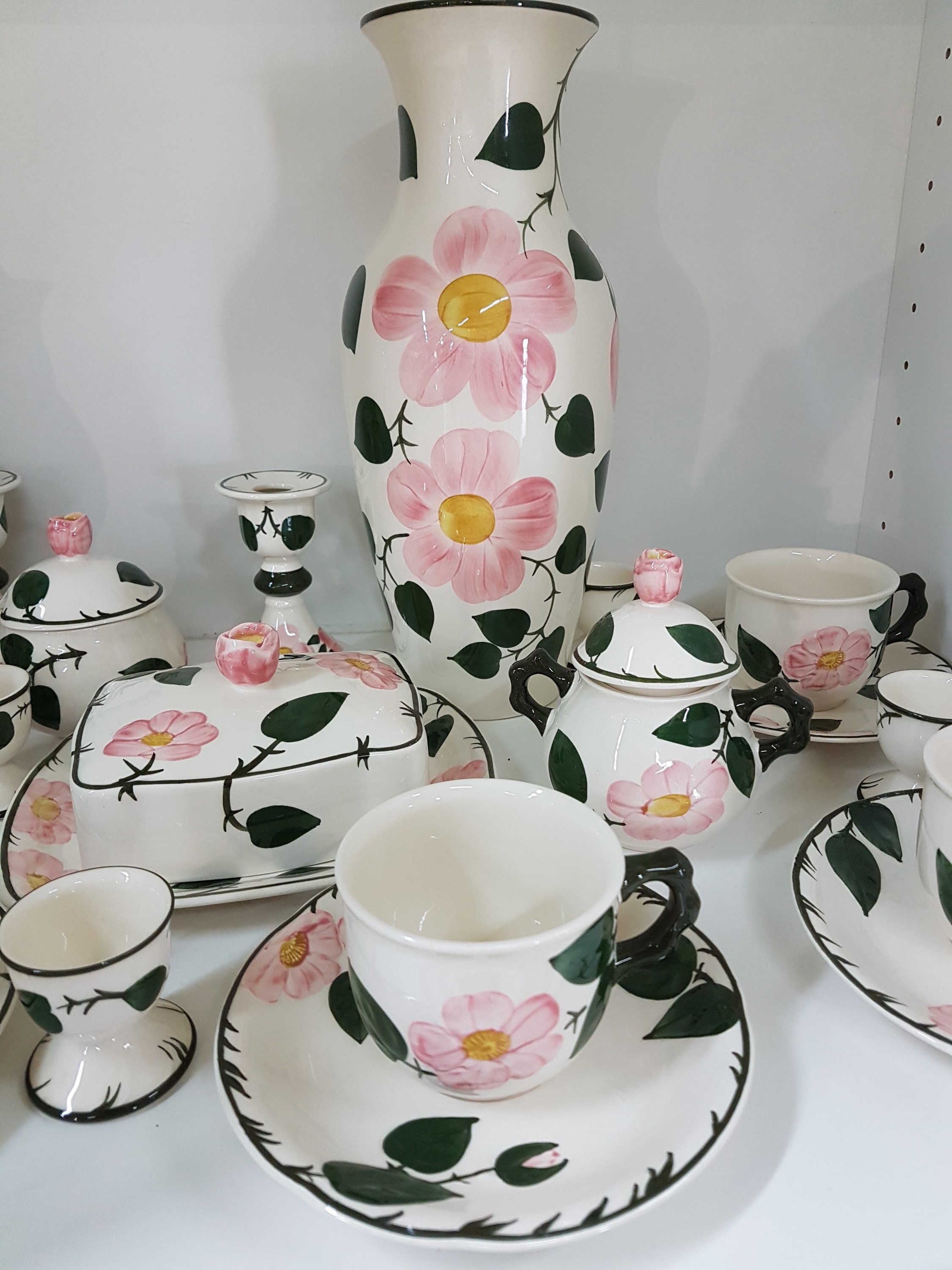 Detail a: Frühstücksservice für 6 Personen, Villeroy & Boch, Modell Wildrose, Porzellan, farbig glasiert, 6 Tassen mit UT, 6 Teller, 6 Eierbecher, ...