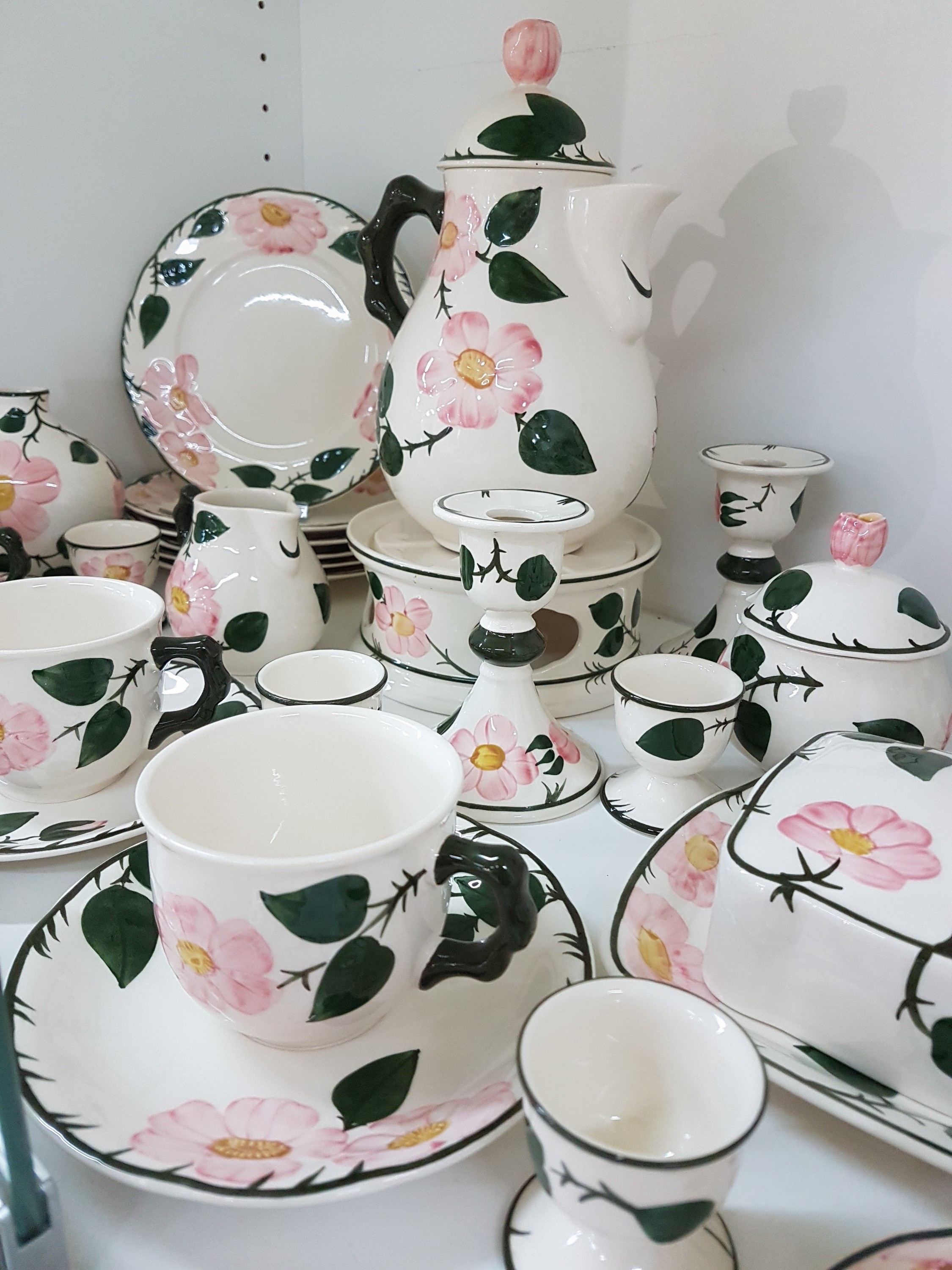 Detail b: Frühstücksservice für 6 Personen, Villeroy & Boch, Modell Wildrose, Porzellan, farbig glasiert, 6 Tassen mit UT, 6 Teller, 6 Eierbecher, ...
