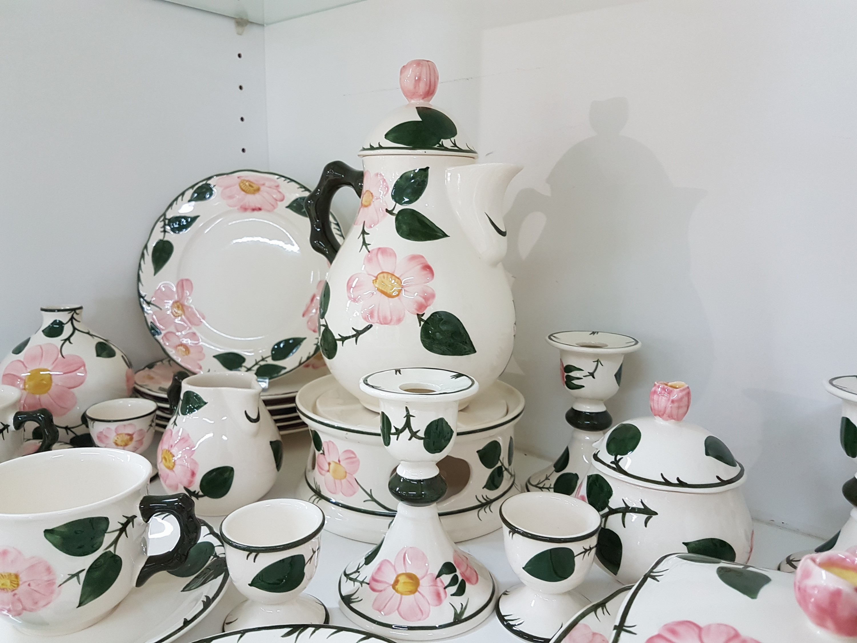 Detail c: Frühstücksservice für 6 Personen, Villeroy & Boch, Modell Wildrose, Porzellan, farbig glasiert, 6 Tassen mit UT, 6 Teller, 6 Eierbecher, ...