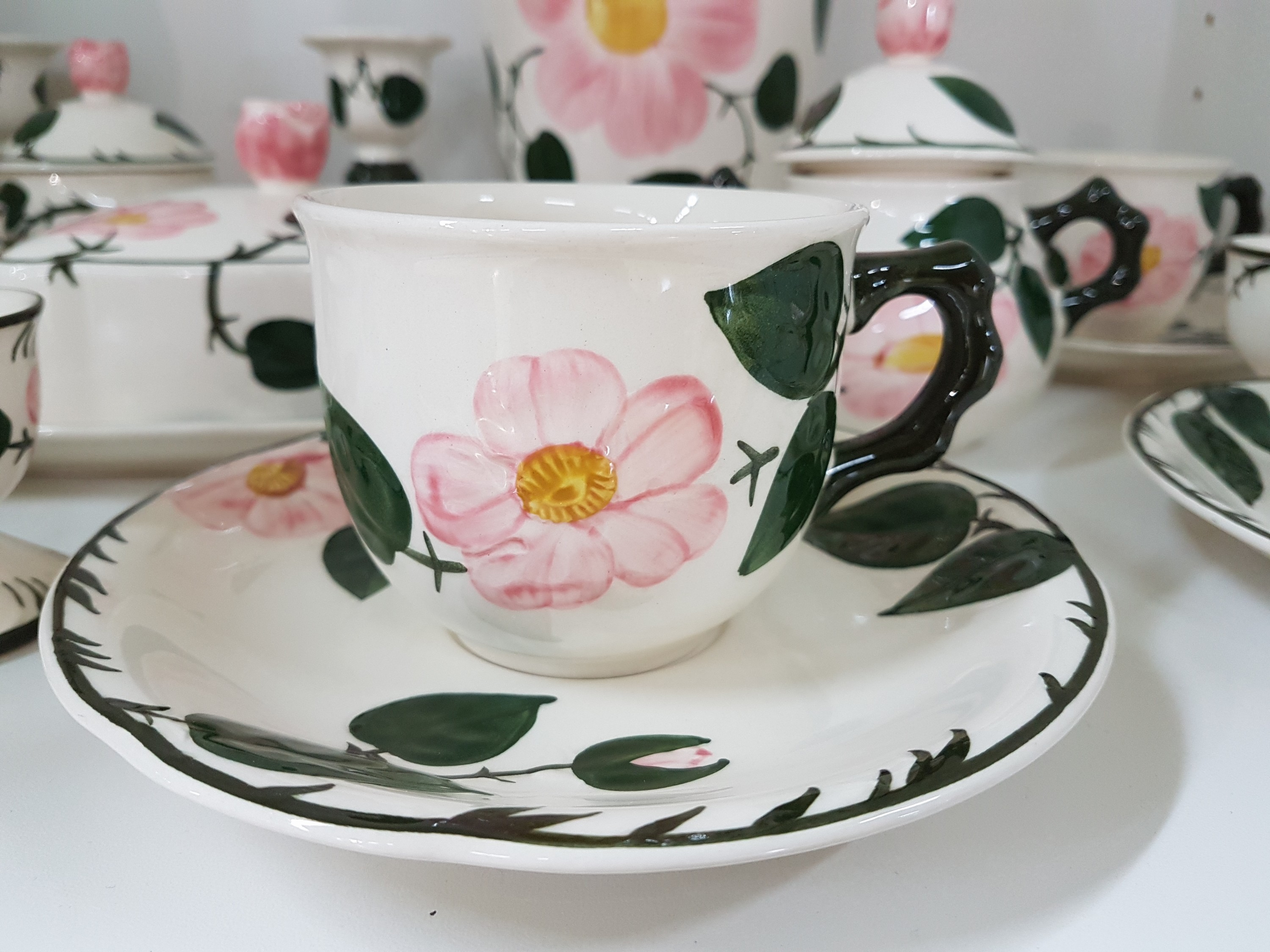 Detail d: Frühstücksservice für 6 Personen, Villeroy & Boch, Modell Wildrose, Porzellan, farbig glasiert, 6 Tassen mit UT, 6 Teller, 6 Eierbecher, ...
