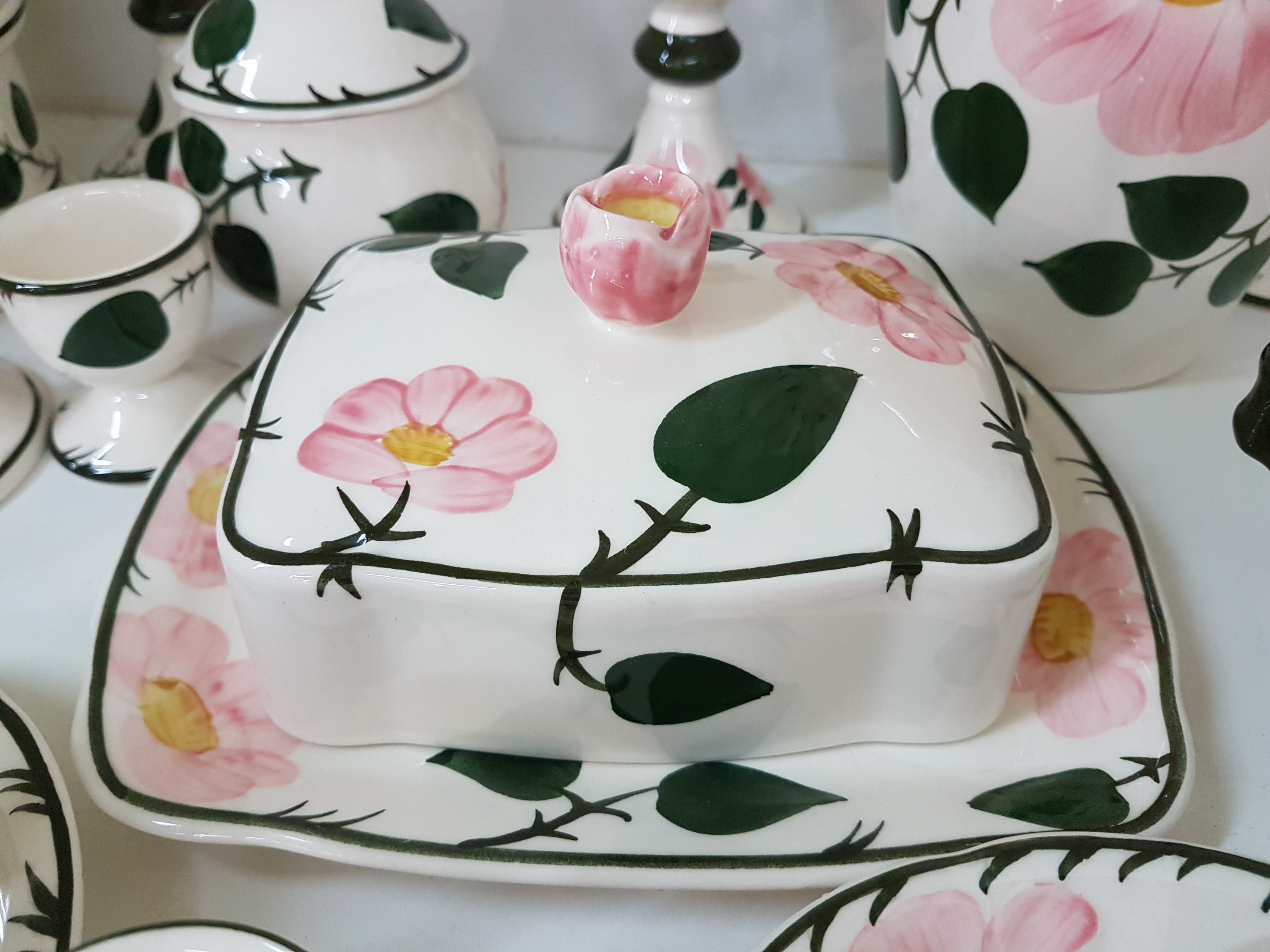 Detail e: Frühstücksservice für 6 Personen, Villeroy & Boch, Modell Wildrose, Porzellan, farbig glasiert, 6 Tassen mit UT, 6 Teller, 6 Eierbecher, ...