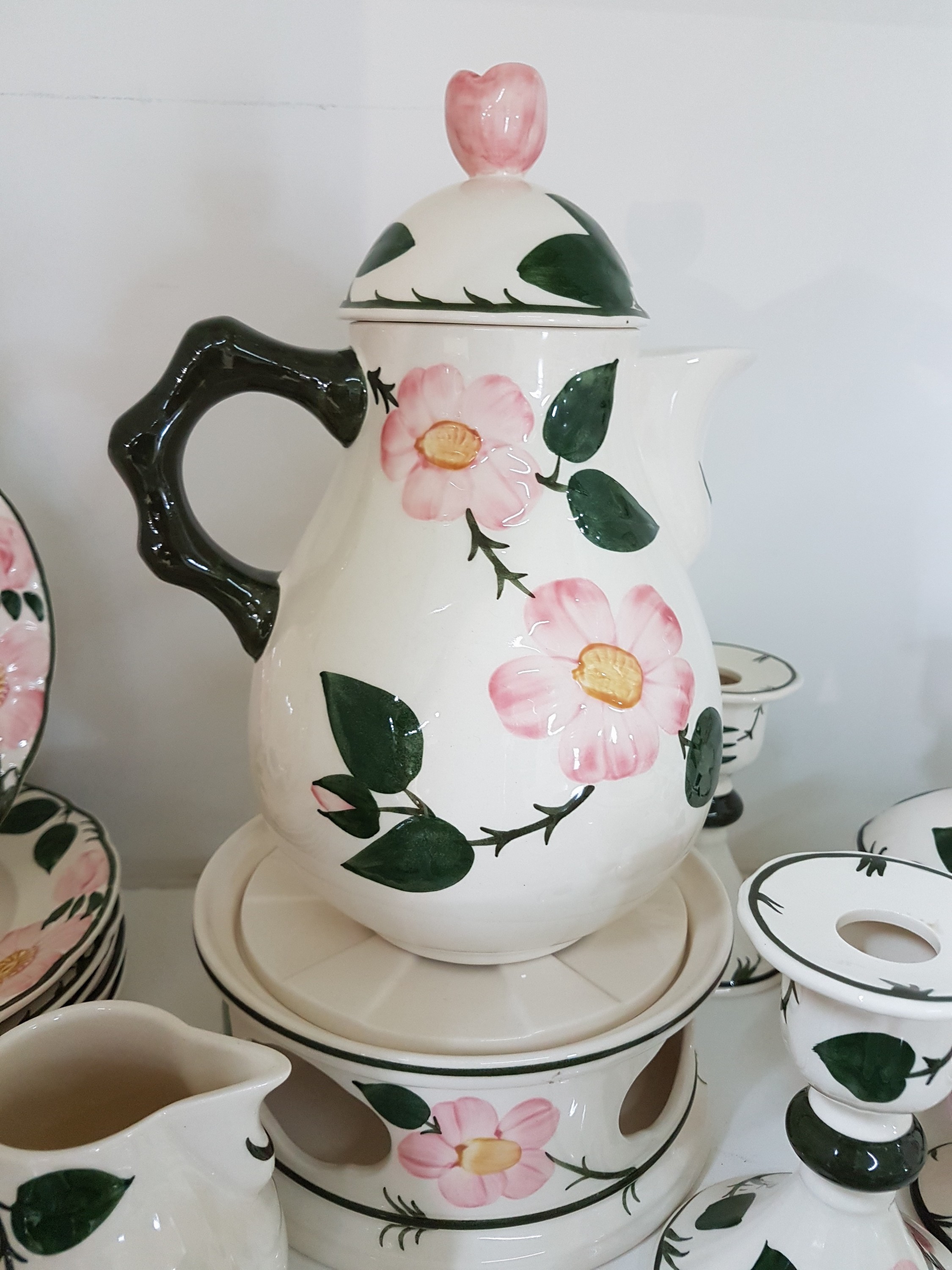 Detail f: Frühstücksservice für 6 Personen, Villeroy & Boch, Modell Wildrose, Porzellan, farbig glasiert, 6 Tassen mit UT, 6 Teller, 6 Eierbecher, ...