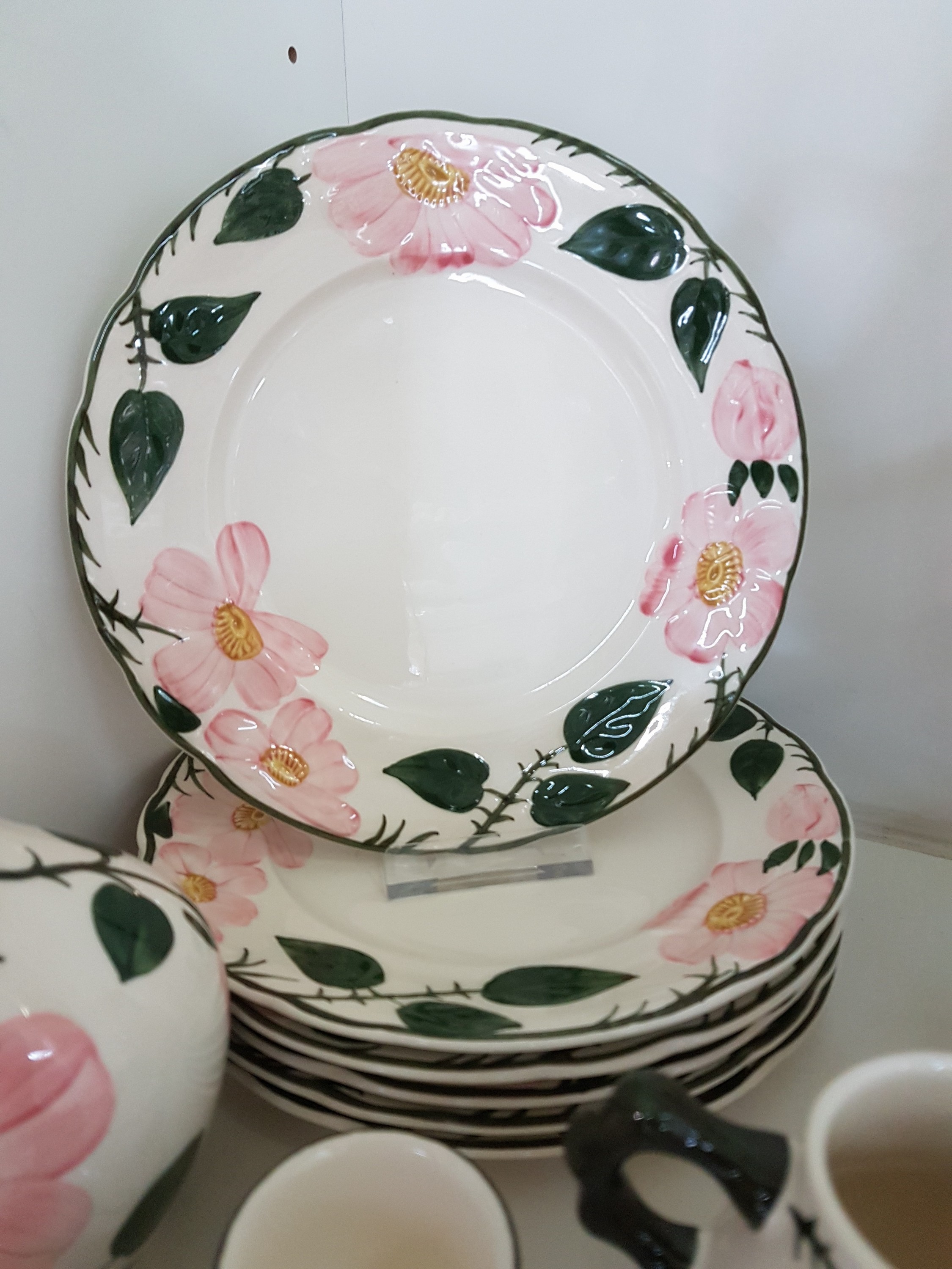 Detail g: Frühstücksservice für 6 Personen, Villeroy & Boch, Modell Wildrose, Porzellan, farbig glasiert, 6 Tassen mit UT, 6 Teller, 6 Eierbecher, ...