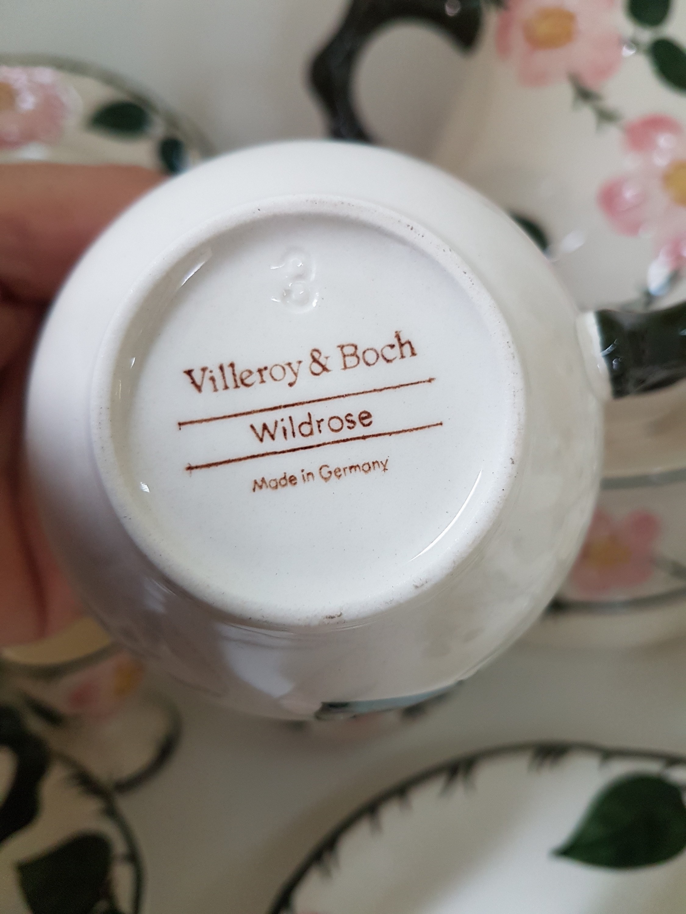 Detail h: Frühstücksservice für 6 Personen, Villeroy & Boch, Modell Wildrose, Porzellan, farbig glasiert, 6 Tassen mit UT, 6 Teller, 6 Eierbecher, ...
