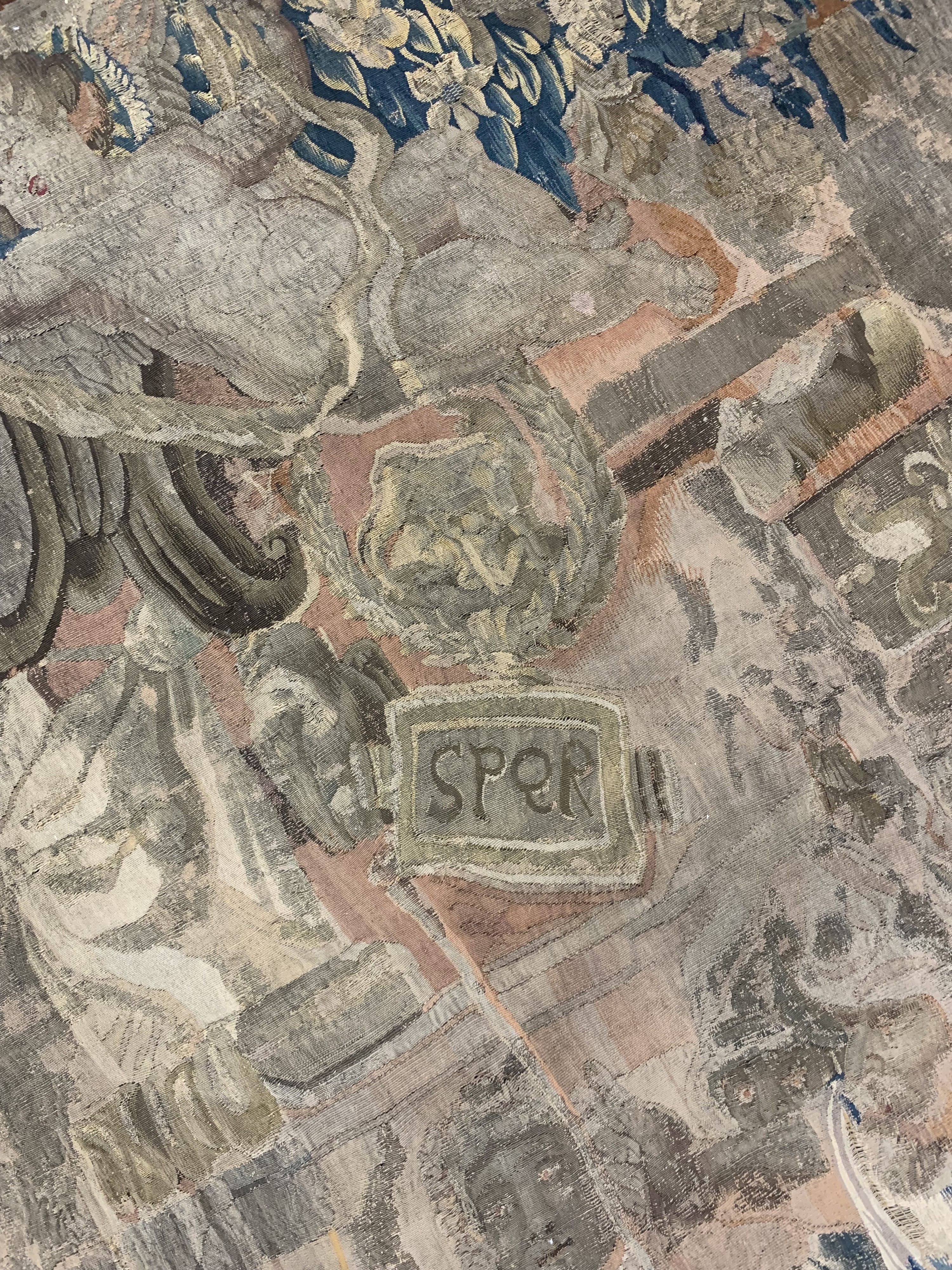 Detail g: Tapisseri antik, Flandern, 18.Jhd, Wolle mit Seide auf Baumwolle , ca. 410 x 320 cm, EHZ: 3(mehrere Restaurierungen).