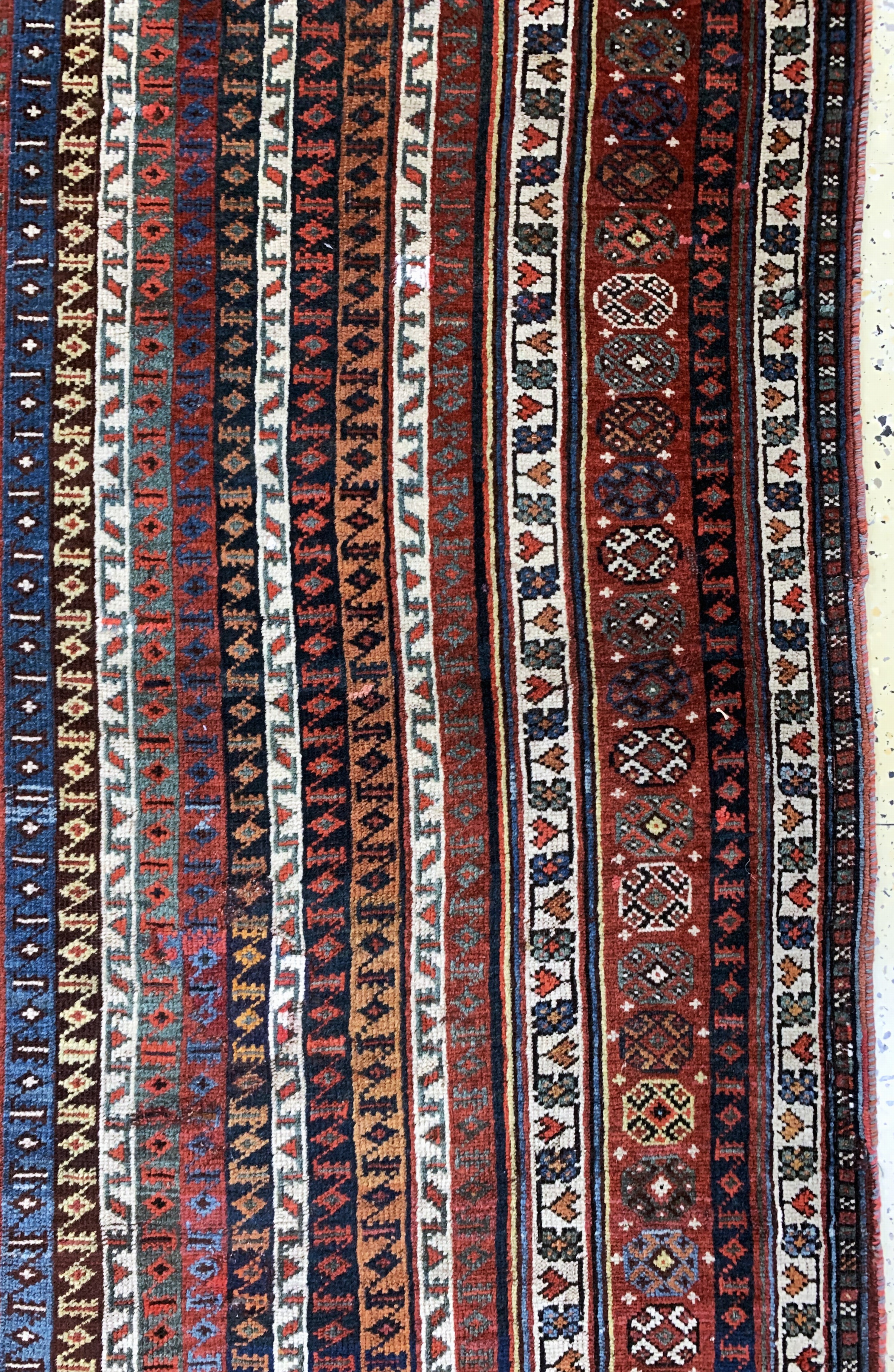 Detail d: Ghaschgai fein"Moharamat", Persien, 19.Jhd,Wolle auf Wolle, ca. 300 x 160 cm, EHZ: 2-3, (kleine restaurierungen)