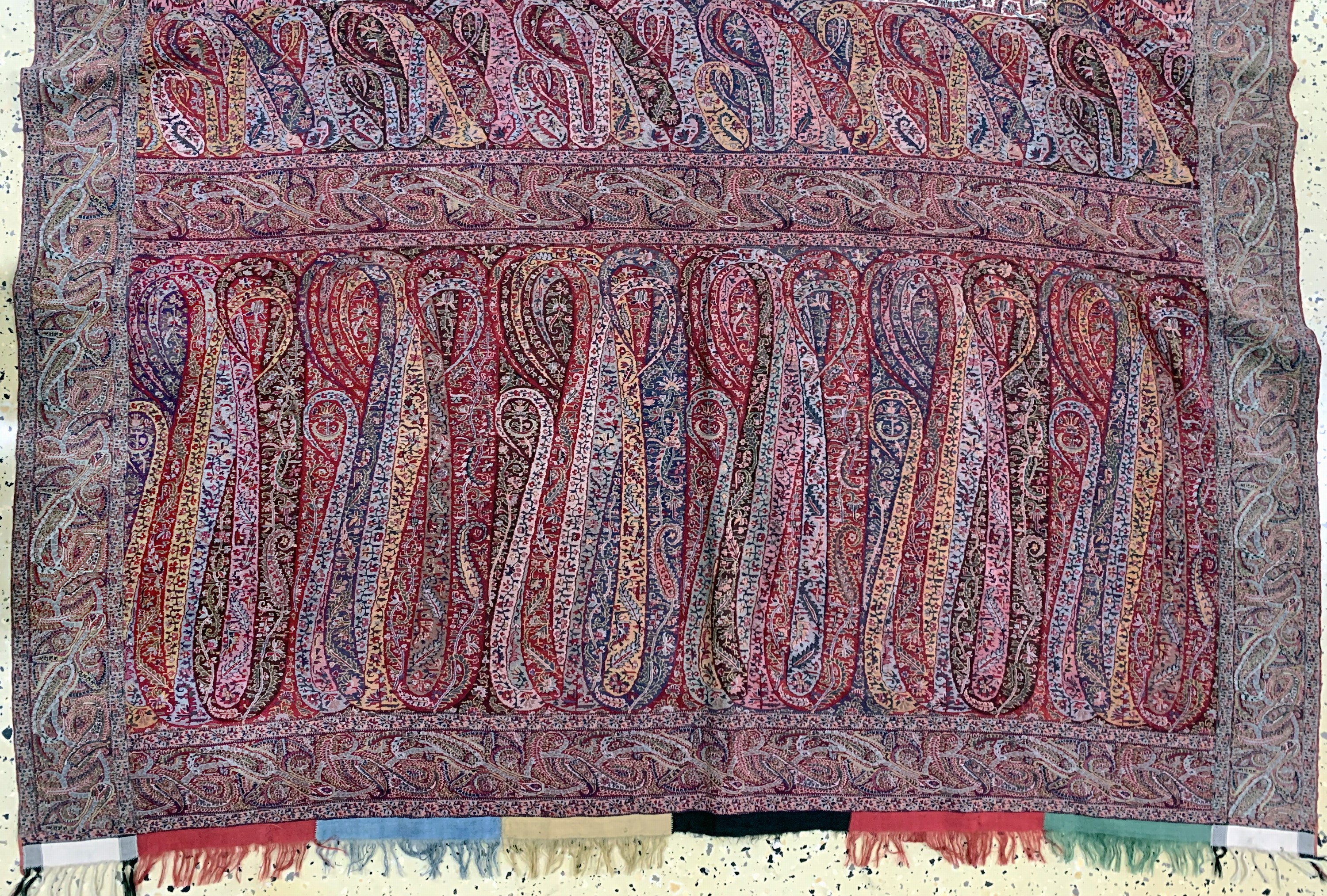 Detail b: Kaschmir Schal antik, Indien, um 1900, Baumwoll-Stickerei, ca. 320 x 140 cm, EHZ: 2, (kleine Löcher)
