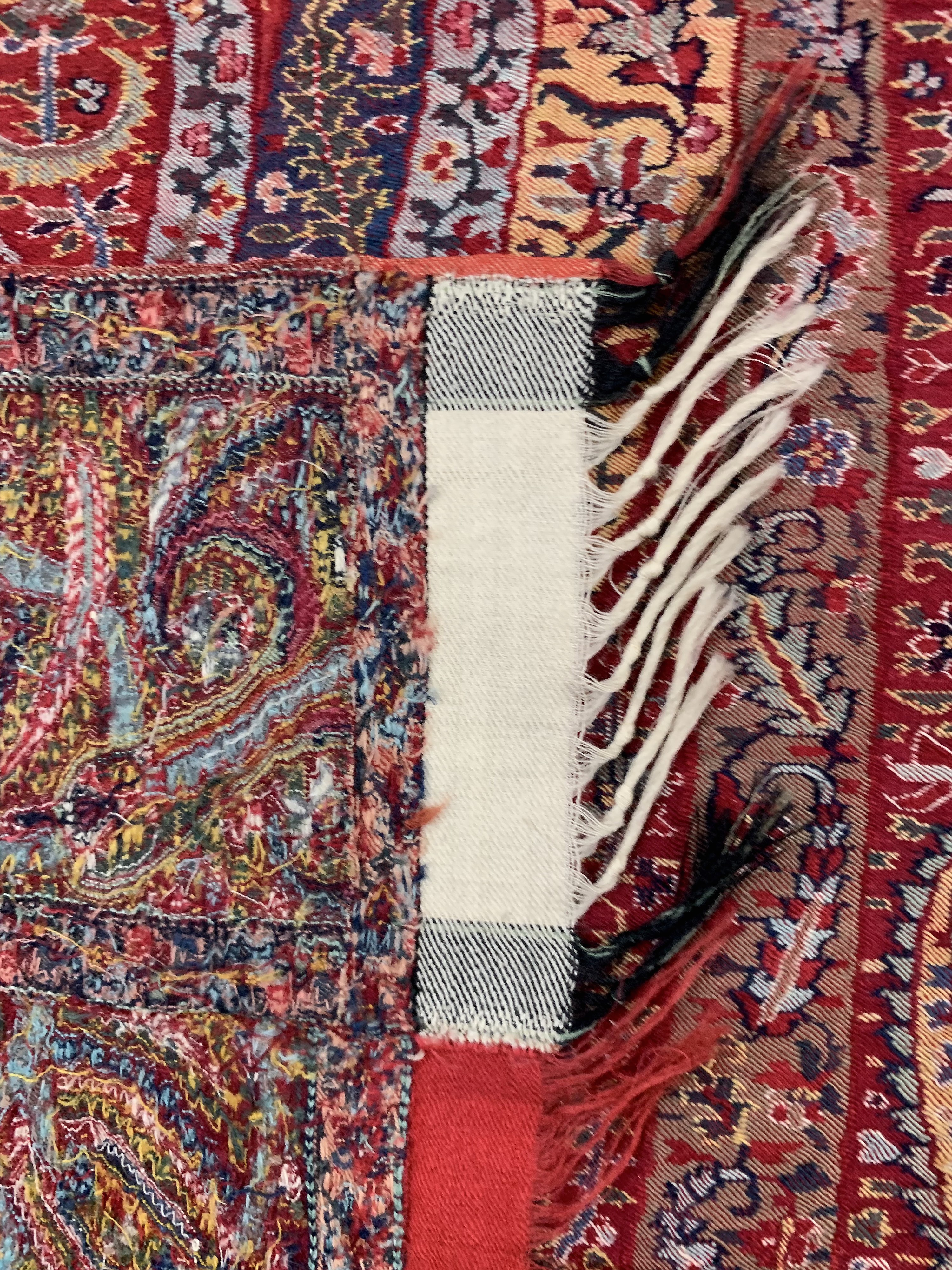 Detail f: Kaschmir Schal antik, Indien, um 1900, Baumwoll-Stickerei, ca. 320 x 140 cm, EHZ: 2, (kleine Löcher)