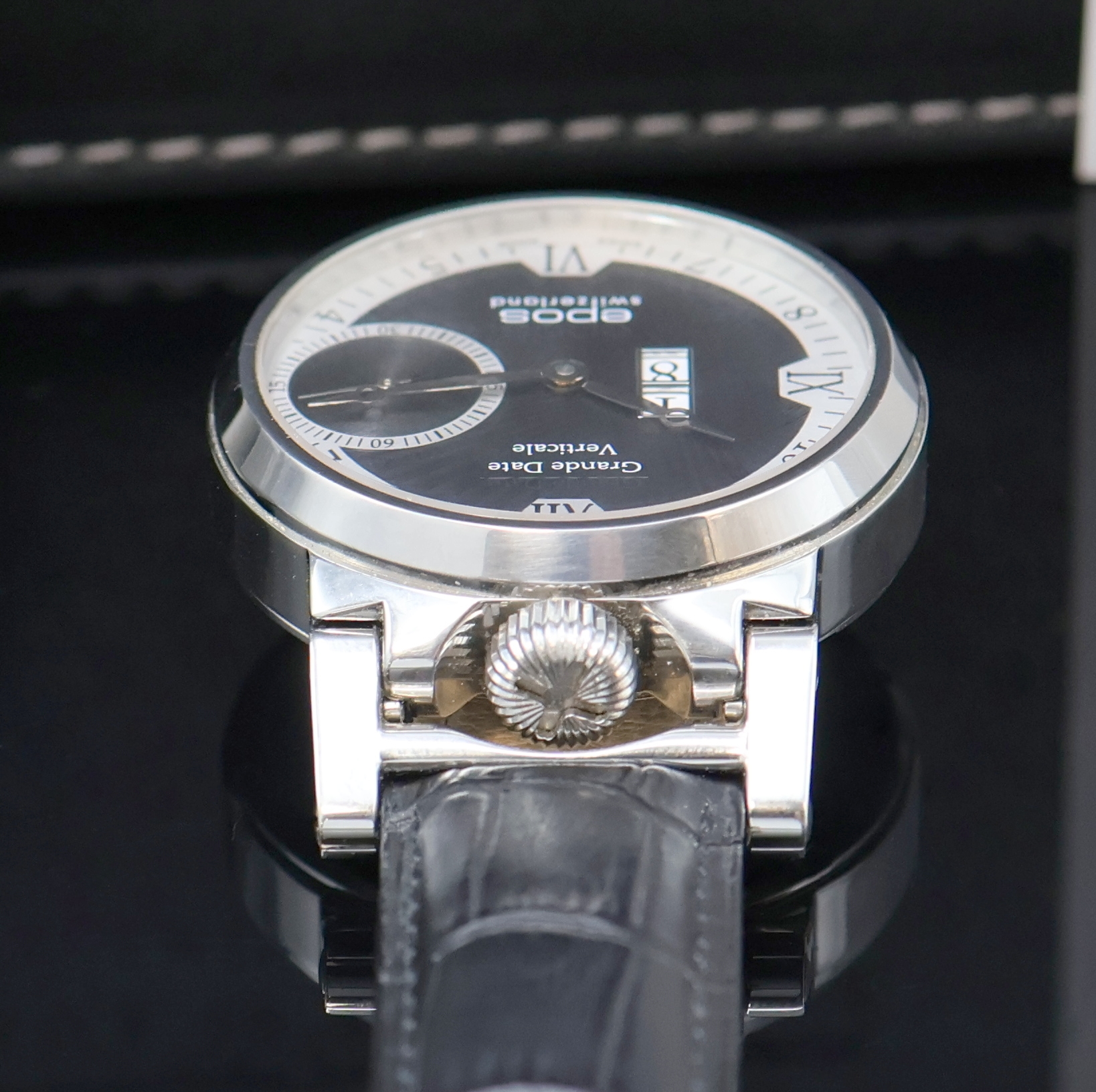 Detail d: EPOS Vertical BD Herrenarmbanduhr Referenz 3383C, Schweiz lt. beil. Pap. verk. 09/2015, Handaufzug, Edelstahlgeh., beids. Saphirvergl., Boden ...