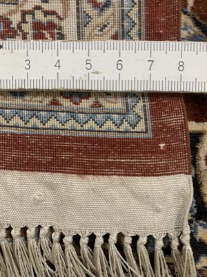26972918h - Hereke Seide Sehr fein, China, Mitte 20.Jhd, reine Naturseide, ca. 184 x 122 cm, ca. ...