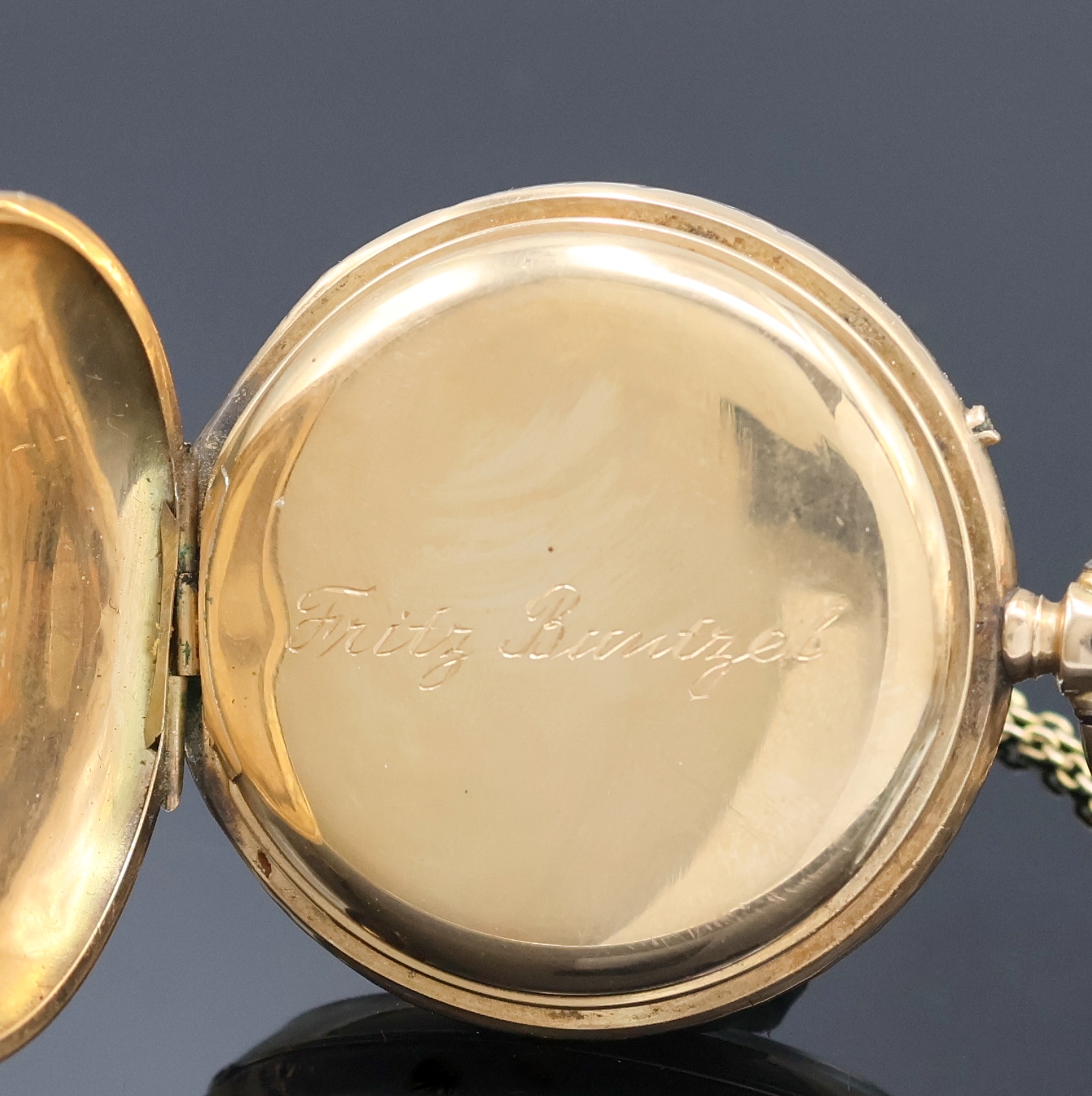 Detail b: IWC Taschenuhrwerk im offenen Taschenuhrgehäuse in GG 585/000 Gehäuse mit vergoldeter Kette, Schweiz um 1880, unsign. Geh. dell., guill. Rückseite ...