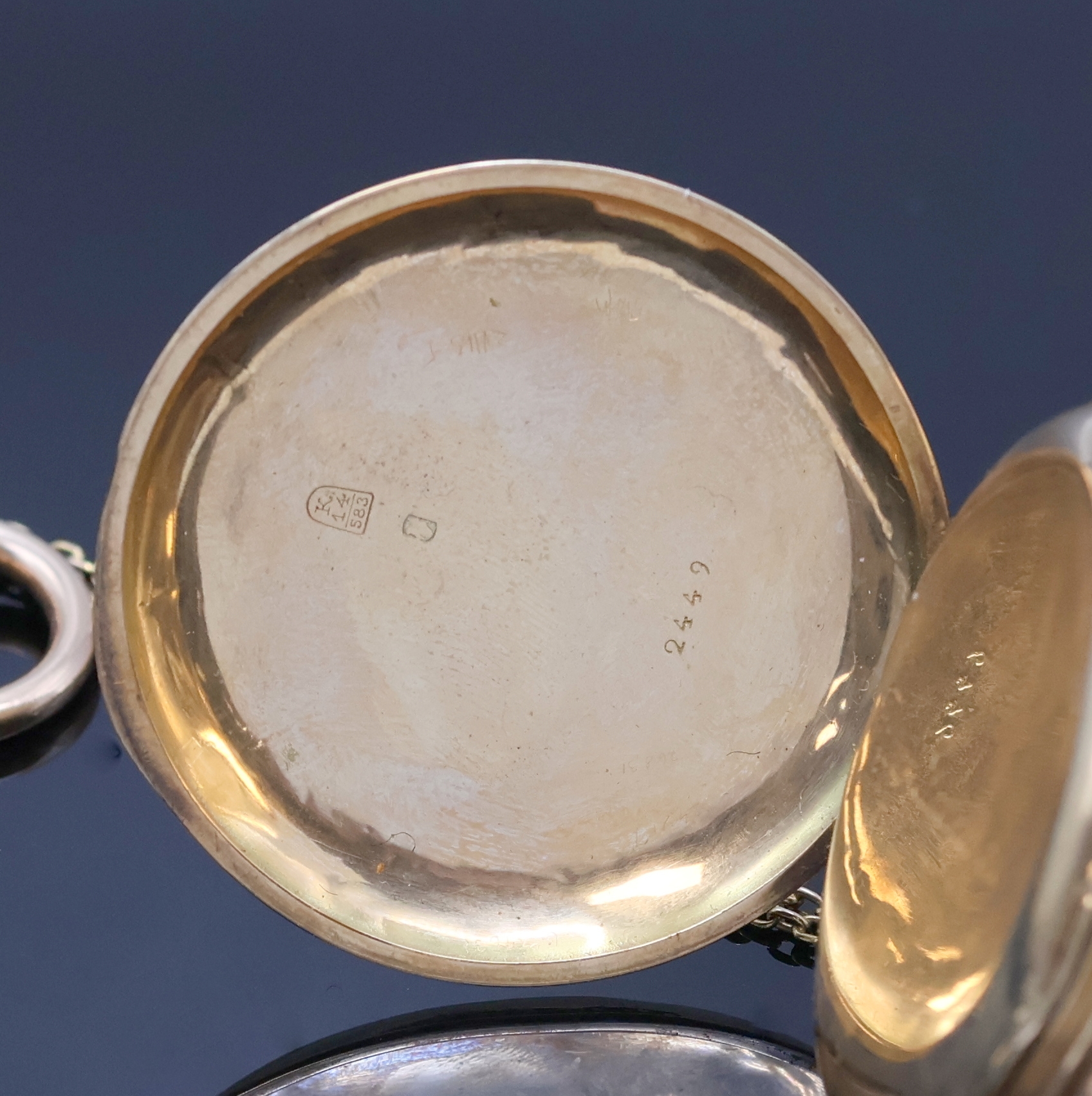 Detail c: IWC Taschenuhrwerk im offenen Taschenuhrgehäuse in GG 585/000 Gehäuse mit vergoldeter Kette, Schweiz um 1880, unsign. Geh. dell., guill. Rückseite ...