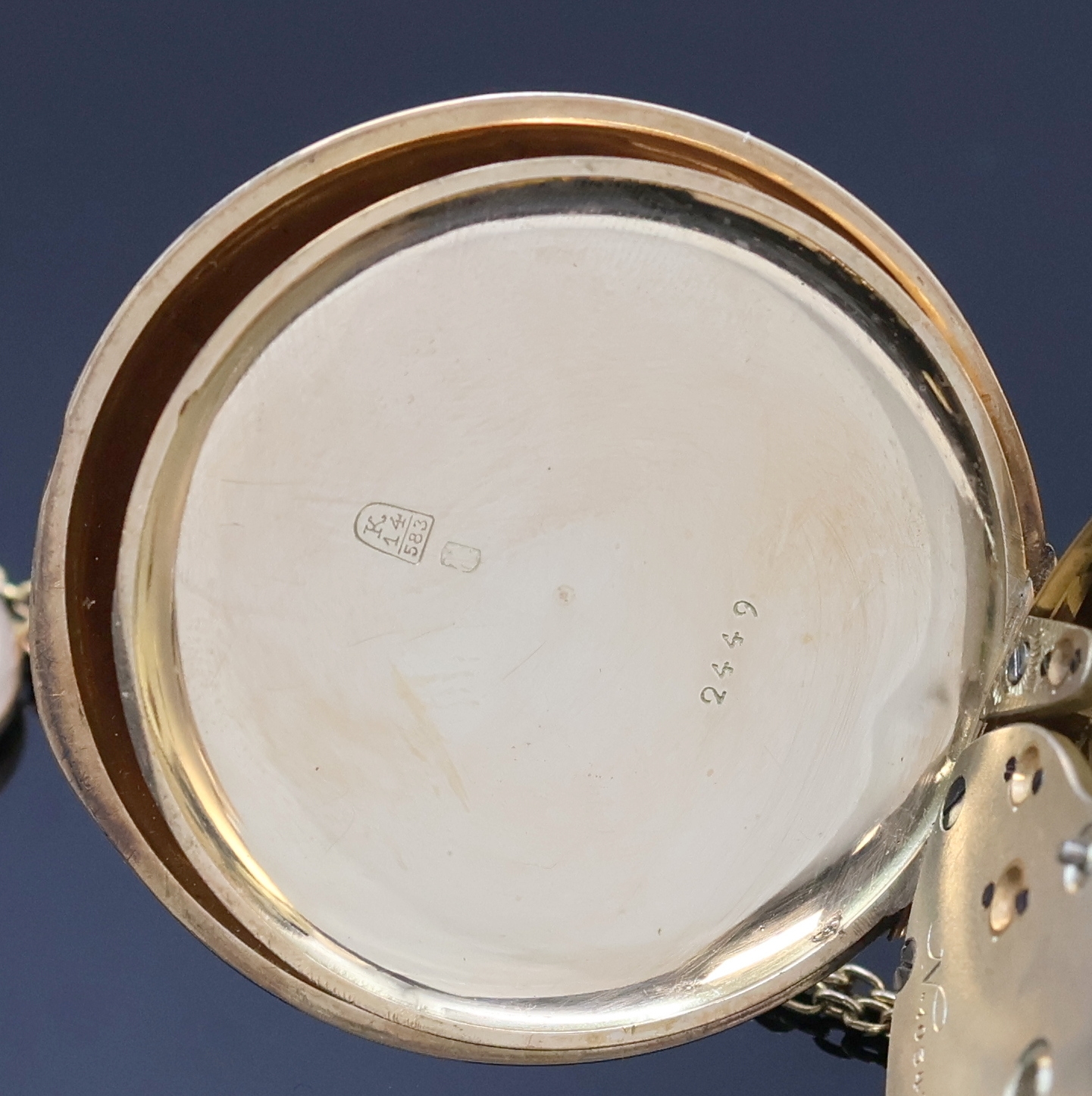 Detail d: IWC Taschenuhrwerk im offenen Taschenuhrgehäuse in GG 585/000 Gehäuse mit vergoldeter Kette, Schweiz um 1880, unsign. Geh. dell., guill. Rückseite ...