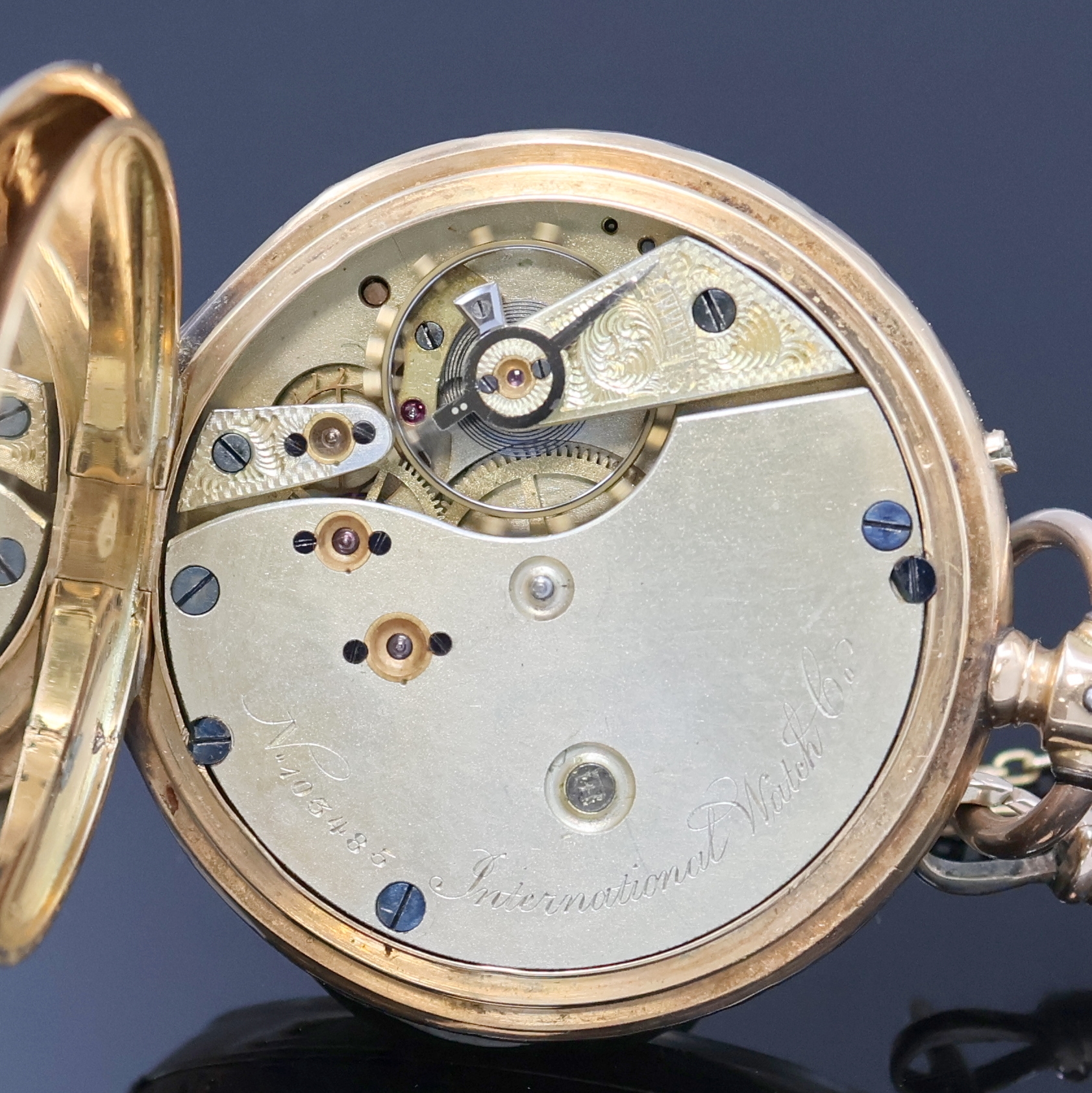 Detail e: IWC Taschenuhrwerk im offenen Taschenuhrgehäuse in GG 585/000 Gehäuse mit vergoldeter Kette, Schweiz um 1880, unsign. Geh. dell., guill. Rückseite ...