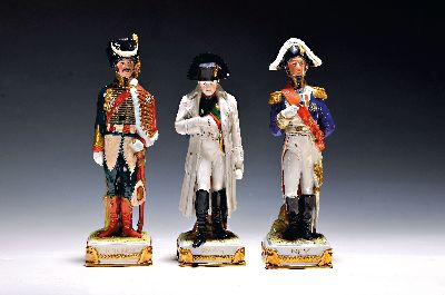 Image 26973351 - Drei Porzellanfiguren, Scheibe Alsbach, Napoleon und zwei Generäle De Baeuharanais ...
