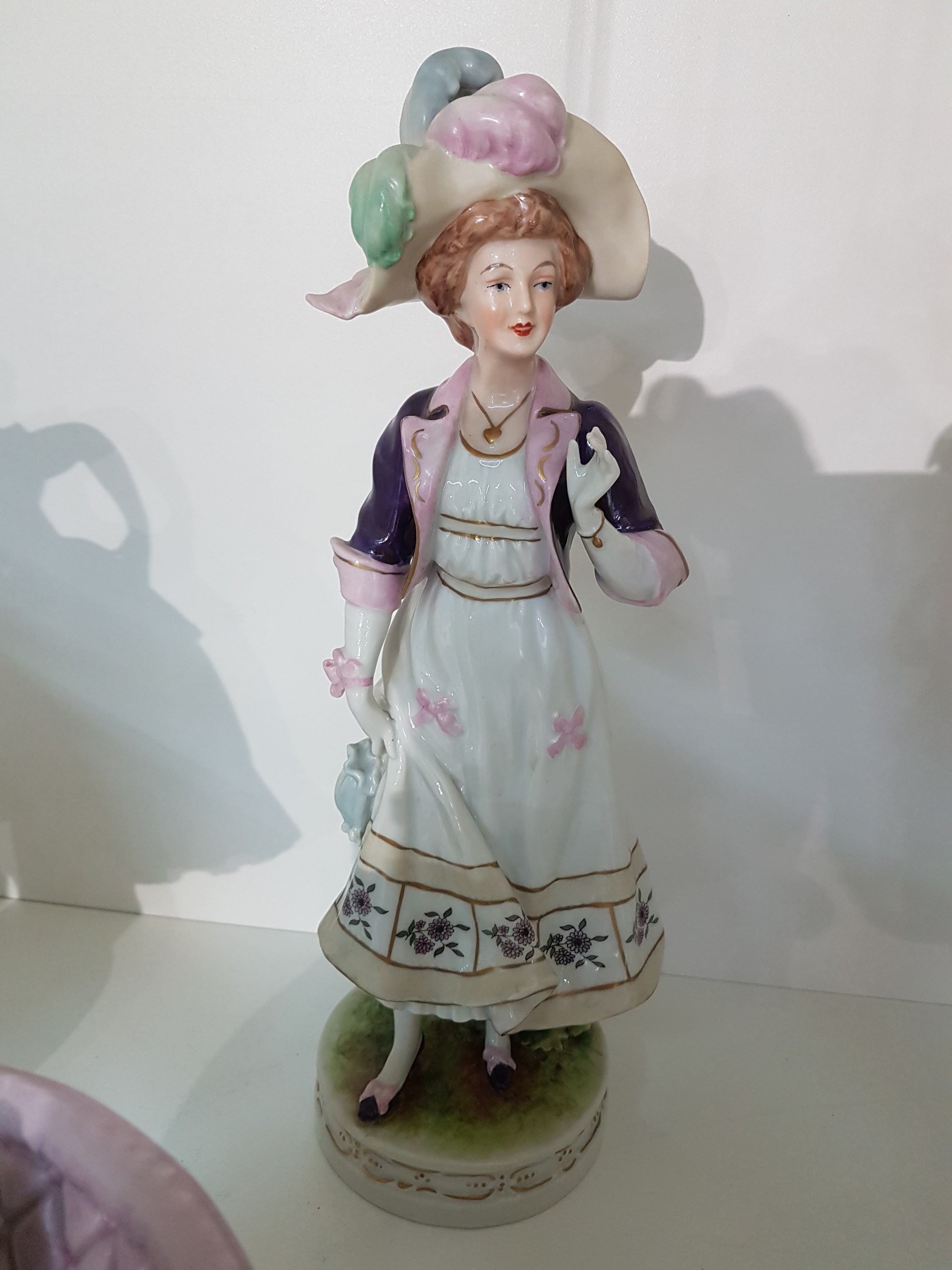 Detail a: Drei Porzellanfiguren, Thüringen, 20. Jh., elegante Dame mit Federhut, polychrom bemalt, H. ca. 32.5 cm; Kinderpaar auf Sessel, Scheibe Alsbach, ca. ...