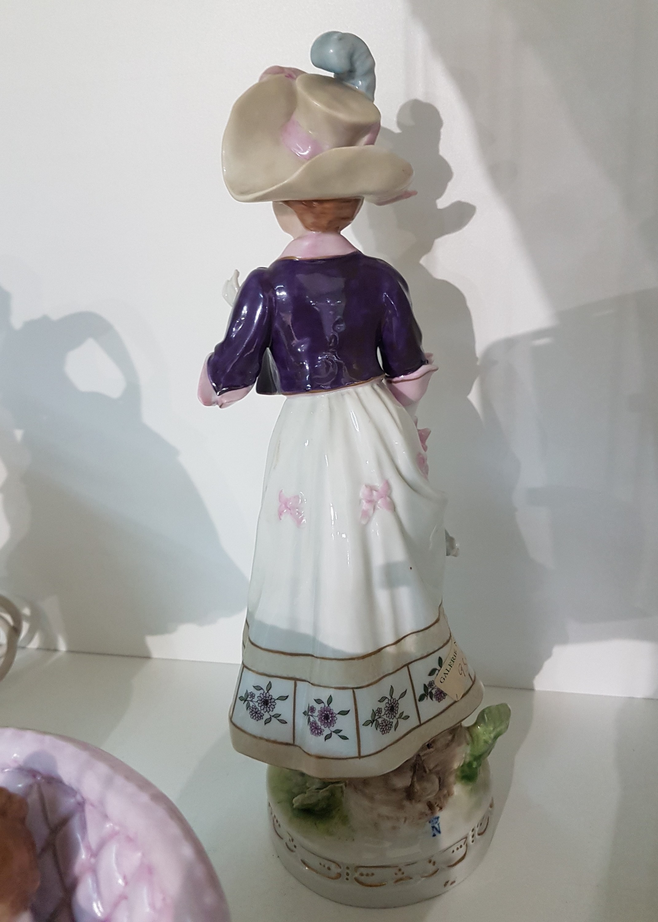 Detail b: Drei Porzellanfiguren, Thüringen, 20. Jh., elegante Dame mit Federhut, polychrom bemalt, H. ca. 32.5 cm; Kinderpaar auf Sessel, Scheibe Alsbach, ca. ...