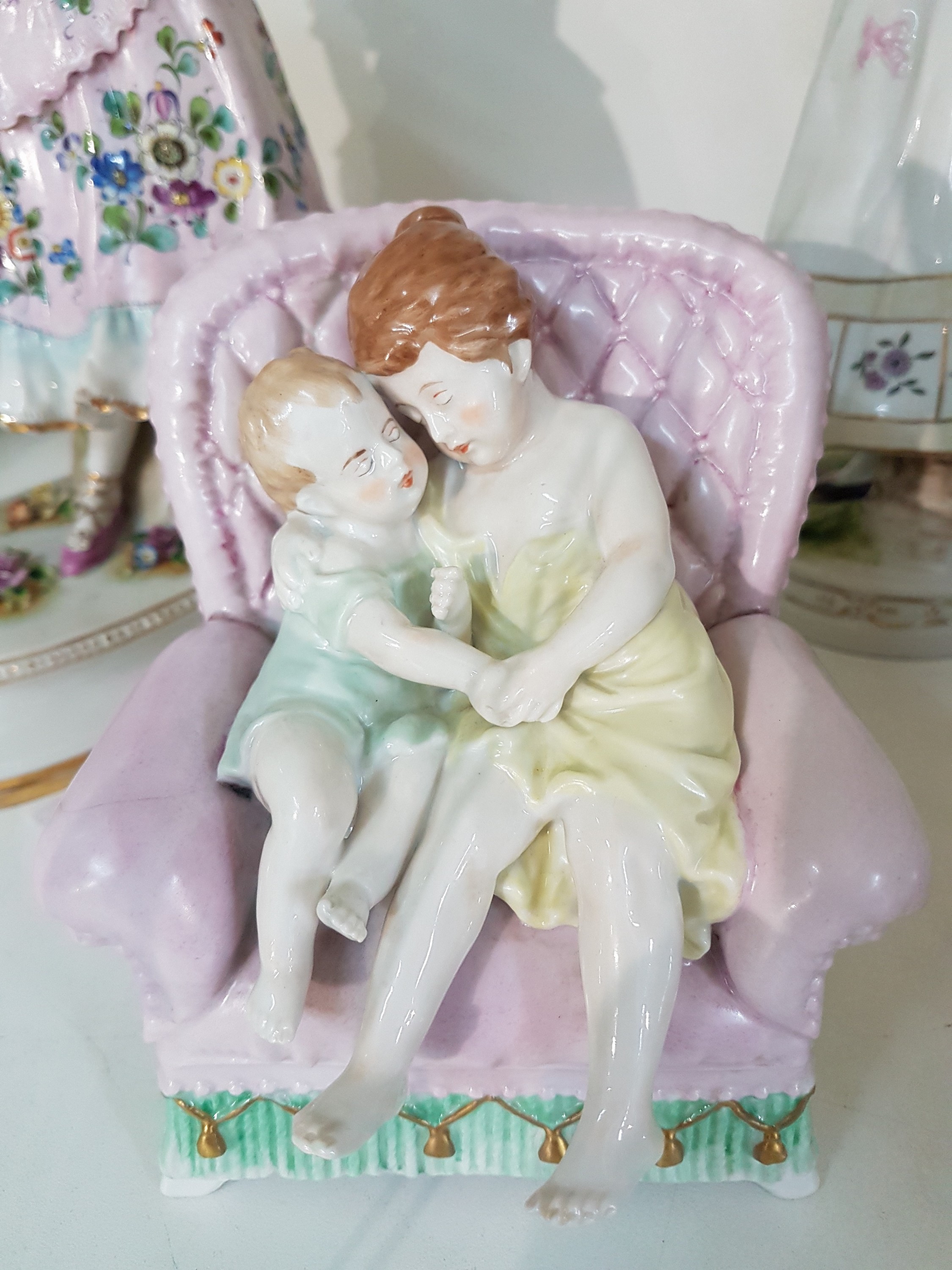 Detail c: Drei Porzellanfiguren, Thüringen, 20. Jh., elegante Dame mit Federhut, polychrom bemalt, H. ca. 32.5 cm; Kinderpaar auf Sessel, Scheibe Alsbach, ca. ...