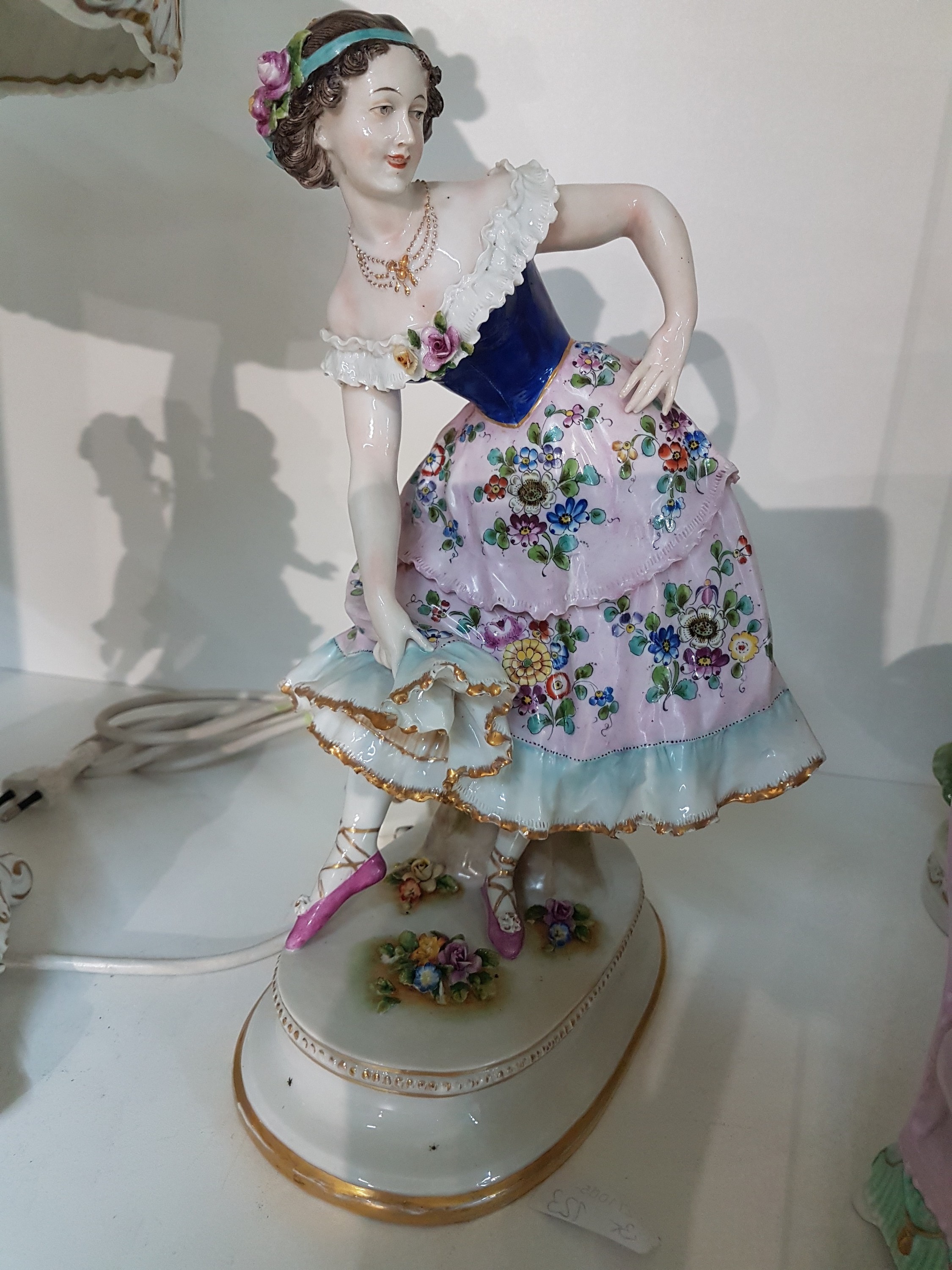 Detail d: Drei Porzellanfiguren, Thüringen, 20. Jh., elegante Dame mit Federhut, polychrom bemalt, H. ca. 32.5 cm; Kinderpaar auf Sessel, Scheibe Alsbach, ca. ...
