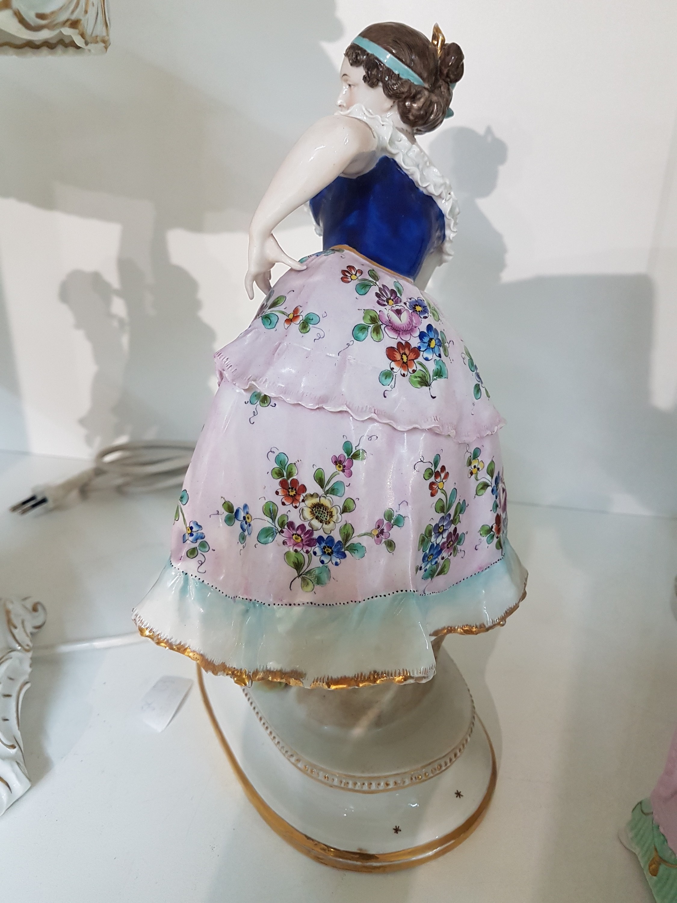 Detail e: Drei Porzellanfiguren, Thüringen, 20. Jh., elegante Dame mit Federhut, polychrom bemalt, H. ca. 32.5 cm; Kinderpaar auf Sessel, Scheibe Alsbach, ca. ...