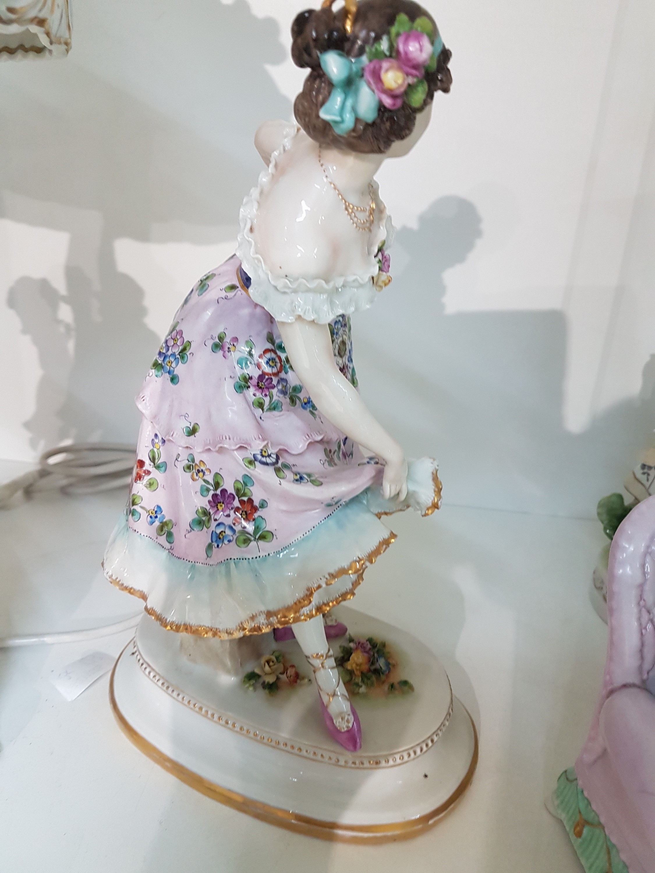 Detail f: Drei Porzellanfiguren, Thüringen, 20. Jh., elegante Dame mit Federhut, polychrom bemalt, H. ca. 32.5 cm; Kinderpaar auf Sessel, Scheibe Alsbach, ca. ...