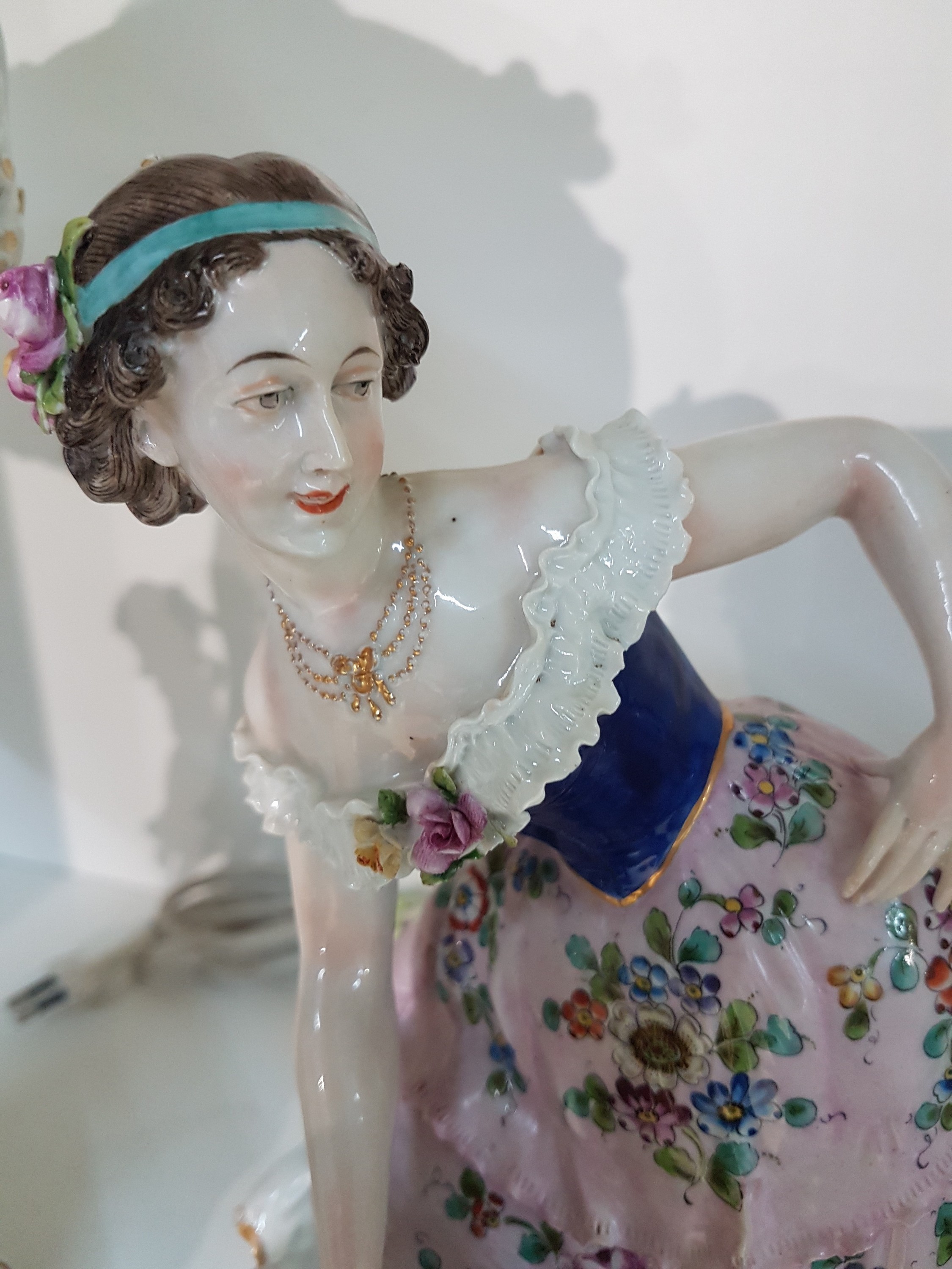 Detail g: Drei Porzellanfiguren, Thüringen, 20. Jh., elegante Dame mit Federhut, polychrom bemalt, H. ca. 32.5 cm; Kinderpaar auf Sessel, Scheibe Alsbach, ca. ...