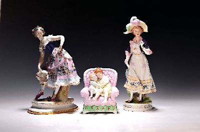 Image Drei Porzellanfiguren, Thüringen, 20. Jh., elegante Dame mit Federhut, polychrom ...
