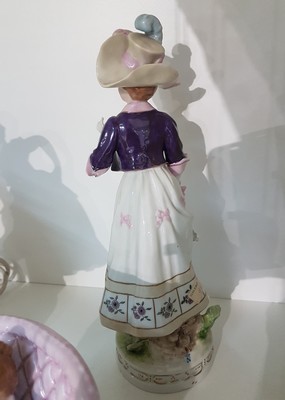 26973407b - Drei Porzellanfiguren, Thüringen, 20. Jh., elegante Dame mit Federhut, polychrom ...