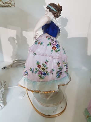 26973407e - Drei Porzellanfiguren, Thüringen, 20. Jh., elegante Dame mit Federhut, polychrom ...