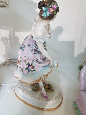 26973407f - Drei Porzellanfiguren, Thüringen, 20. Jh., elegante Dame mit Federhut, polychrom ...