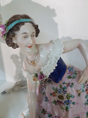 26973407g - Drei Porzellanfiguren, Thüringen, 20. Jh., elegante Dame mit Federhut, polychrom ...