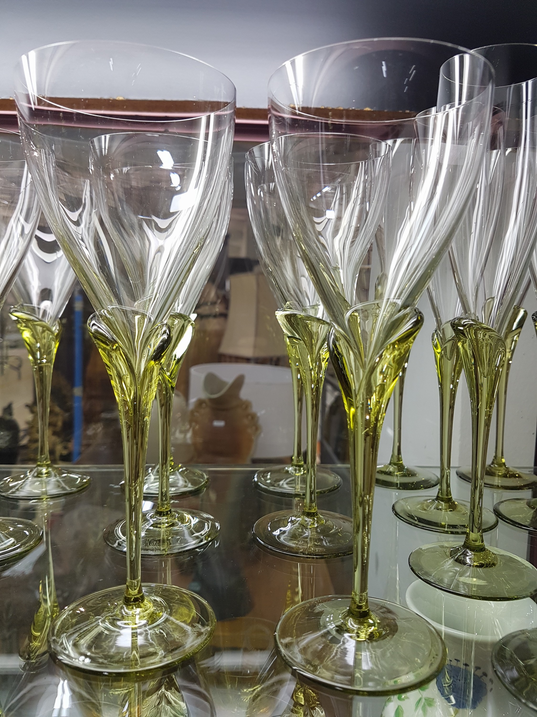 Detail b: Trinkglasservice, Rosenthal, Papyrus, 2. Hälfte 20. Jh., komplett für 6 Personen, 7 Sektflöten, 7 Weingläser, 6 Likörgläser, 6 Cognacschwenker, ...