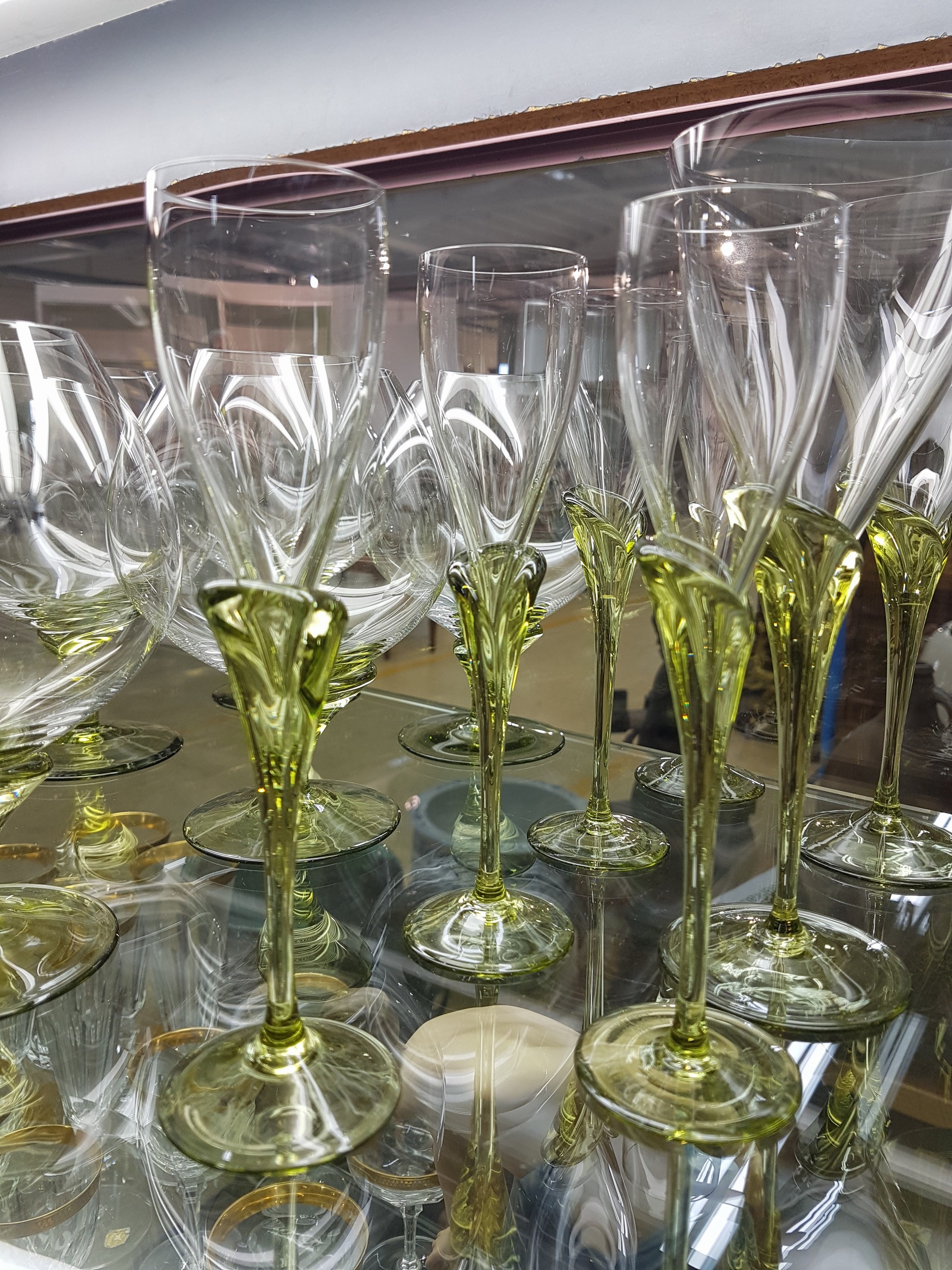 Detail c: Trinkglasservice, Rosenthal, Papyrus, 2. Hälfte 20. Jh., komplett für 6 Personen, 7 Sektflöten, 7 Weingläser, 6 Likörgläser, 6 Cognacschwenker, ...