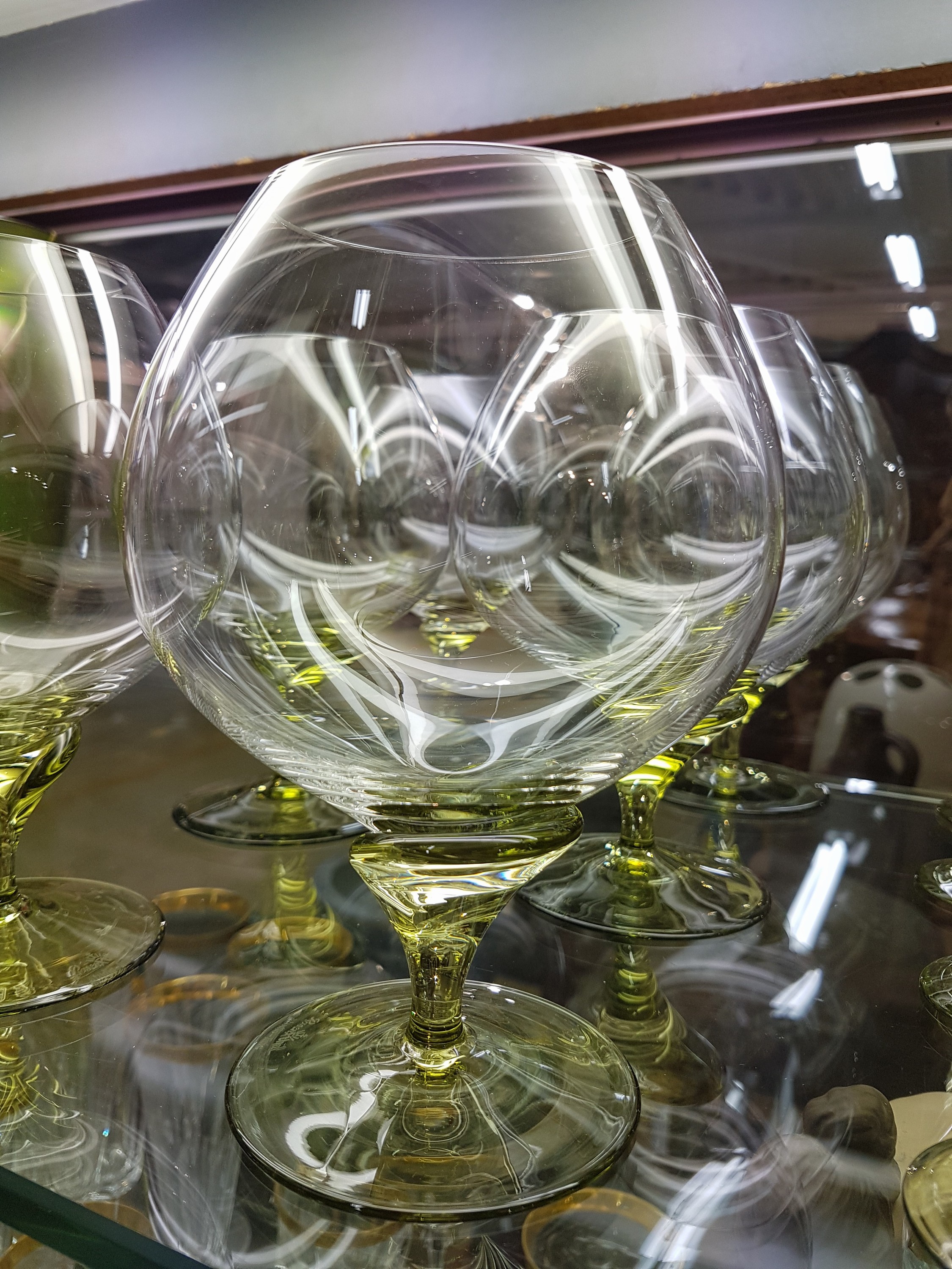 Detail d: Trinkglasservice, Rosenthal, Papyrus, 2. Hälfte 20. Jh., komplett für 6 Personen, 7 Sektflöten, 7 Weingläser, 6 Likörgläser, 6 Cognacschwenker, ...