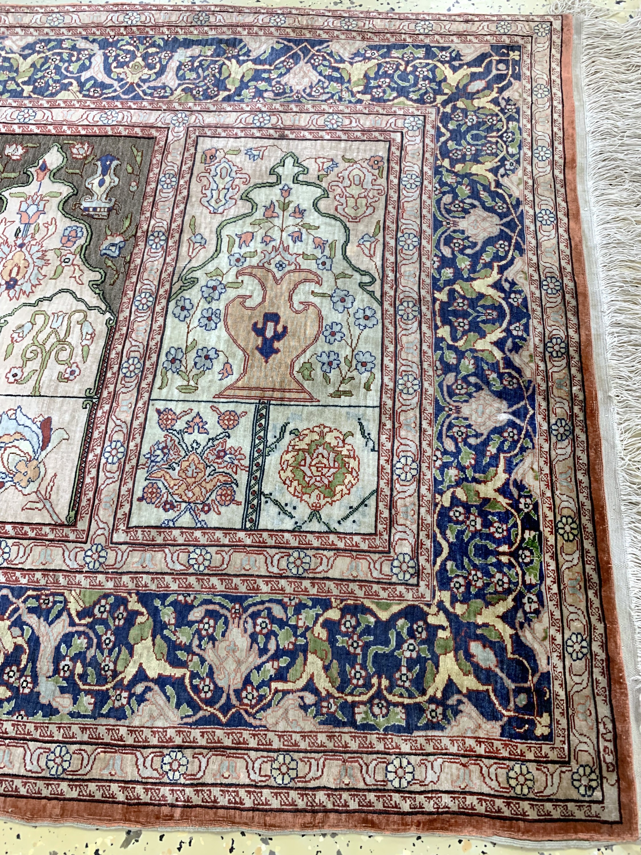Detail c: Hereke Seide fein"Saf", Türkei, signert, Mitte 20.Jhd, reine Naturseide, Metallbroschiert, ca. 140 x 82 cm, ca. 1 Mio Kn/qm, EHZ: 1-2
