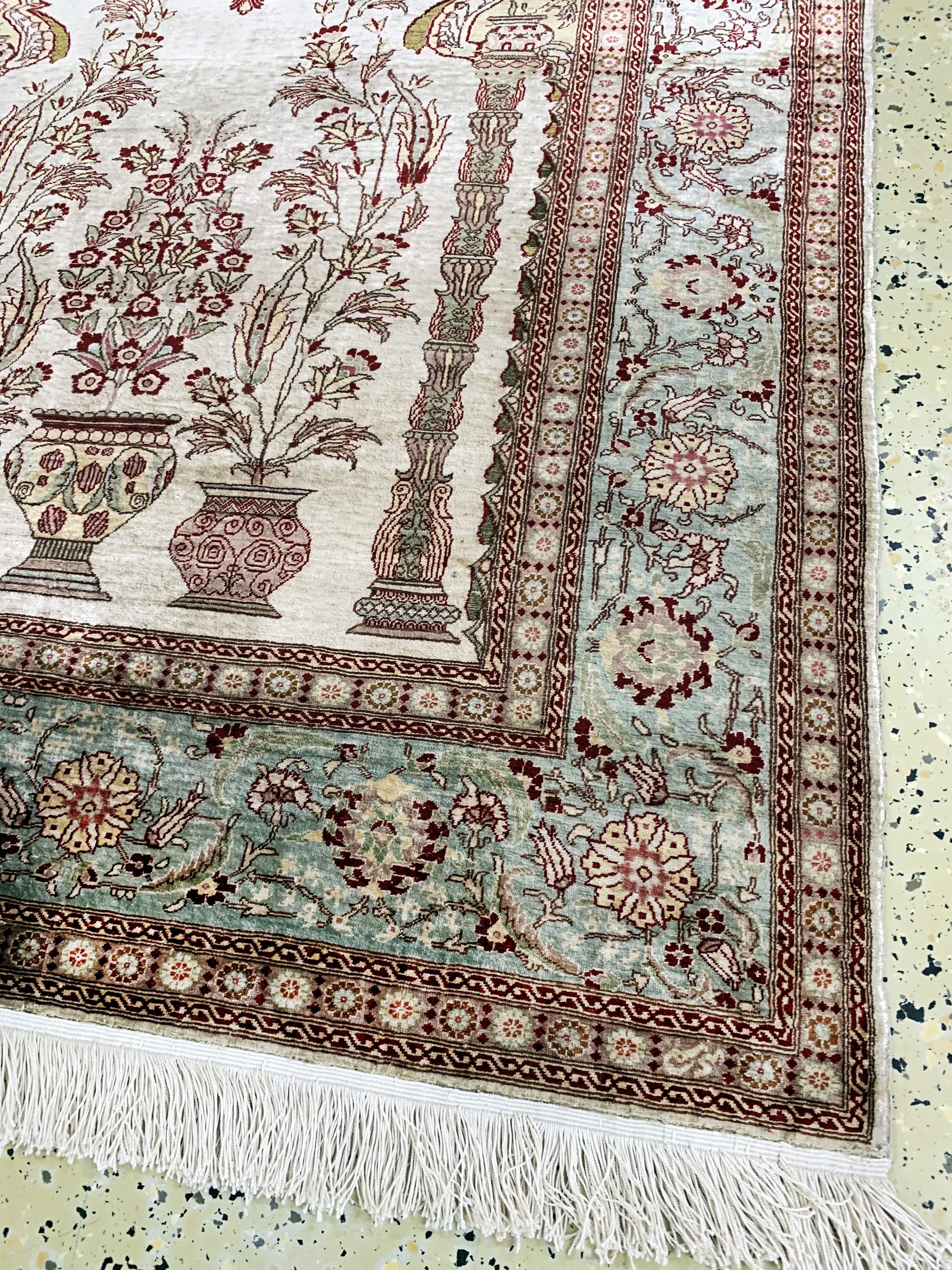 Detail a: Hereke Seide Sehr fein, Türkei, signiert, Mitte 20.Jhd, reine Naturseide, Metallbroschiert, ca. 137 x 100 cm, ca. 1,2 Mio Kn/qm, EHZ: 1-2