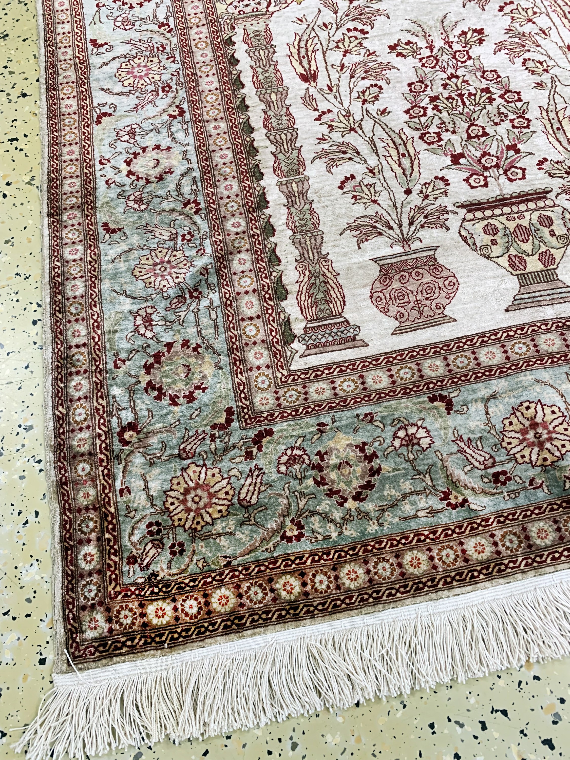 Detail b: Hereke Seide Sehr fein, Türkei, signiert, Mitte 20.Jhd, reine Naturseide, Metallbroschiert, ca. 137 x 100 cm, ca. 1,2 Mio Kn/qm, EHZ: 1-2
