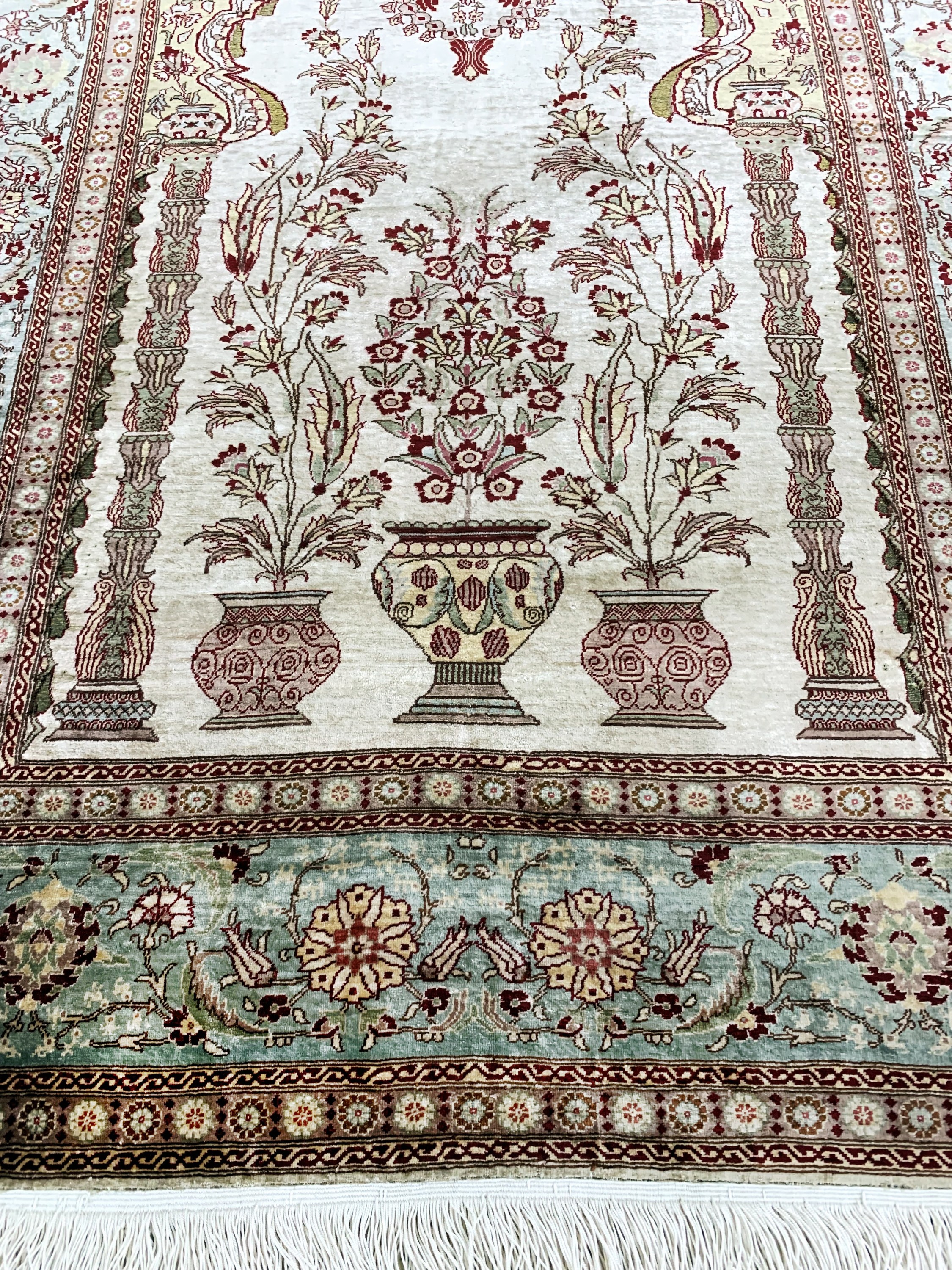Detail c: Hereke Seide Sehr fein, Türkei, signiert, Mitte 20.Jhd, reine Naturseide, Metallbroschiert, ca. 137 x 100 cm, ca. 1,2 Mio Kn/qm, EHZ: 1-2