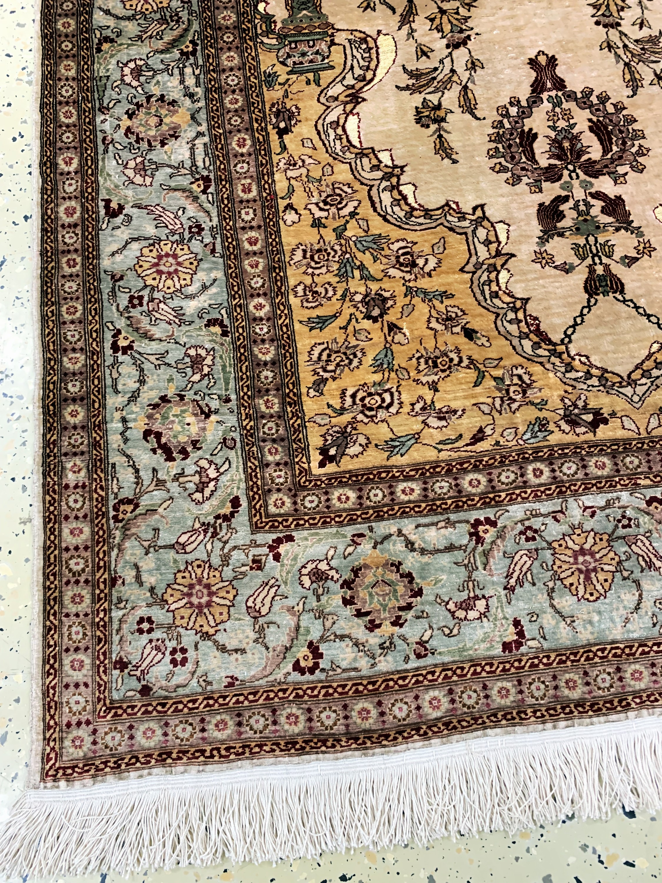 Detail e: Hereke Seide Sehr fein, Türkei, signiert, Mitte 20.Jhd, reine Naturseide, Metallbroschiert, ca. 137 x 100 cm, ca. 1,2 Mio Kn/qm, EHZ: 1-2
