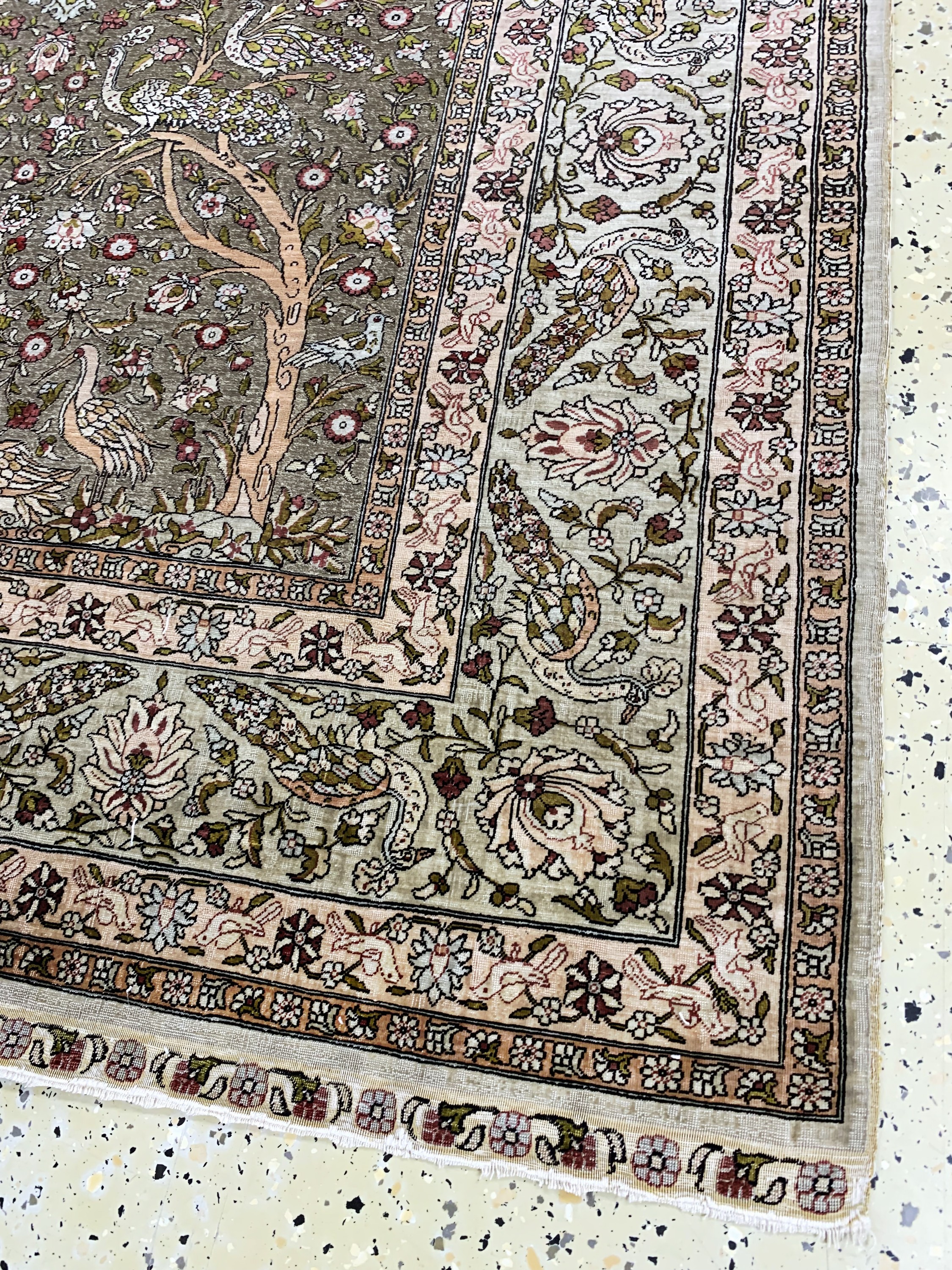 Detail a: Hereke Seide fein, Türkei, signiert"Özipek", Anfang 20.Jhd, reine Naturseide, Metallbroschiert, ca. 172 x 123 cm, ca. 1 Mio Kn/qm, EHZ: 2