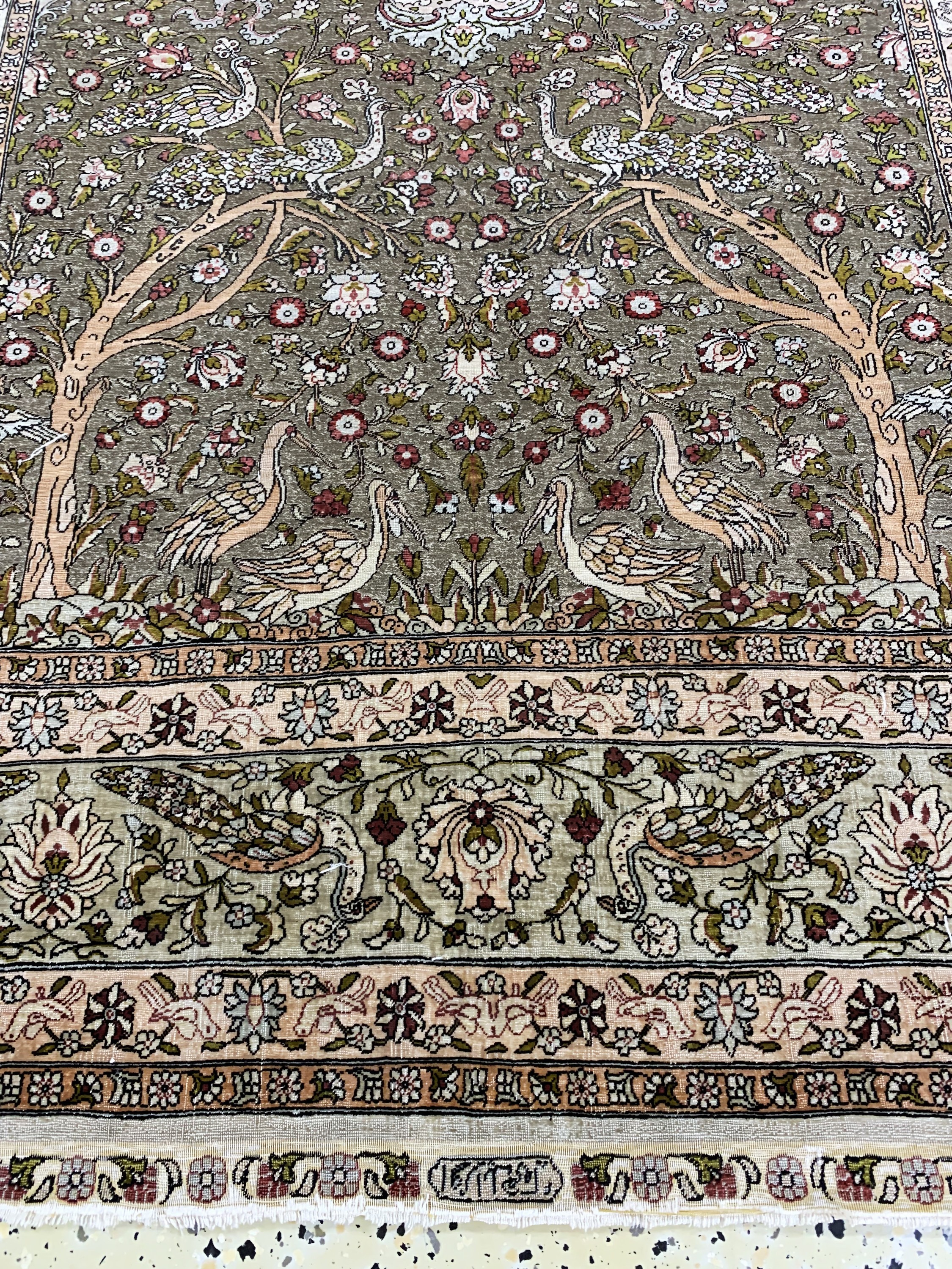 Detail b: Hereke Seide fein, Türkei, signiert"Özipek", Anfang 20.Jhd, reine Naturseide, Metallbroschiert, ca. 172 x 123 cm, ca. 1 Mio Kn/qm, EHZ: 2