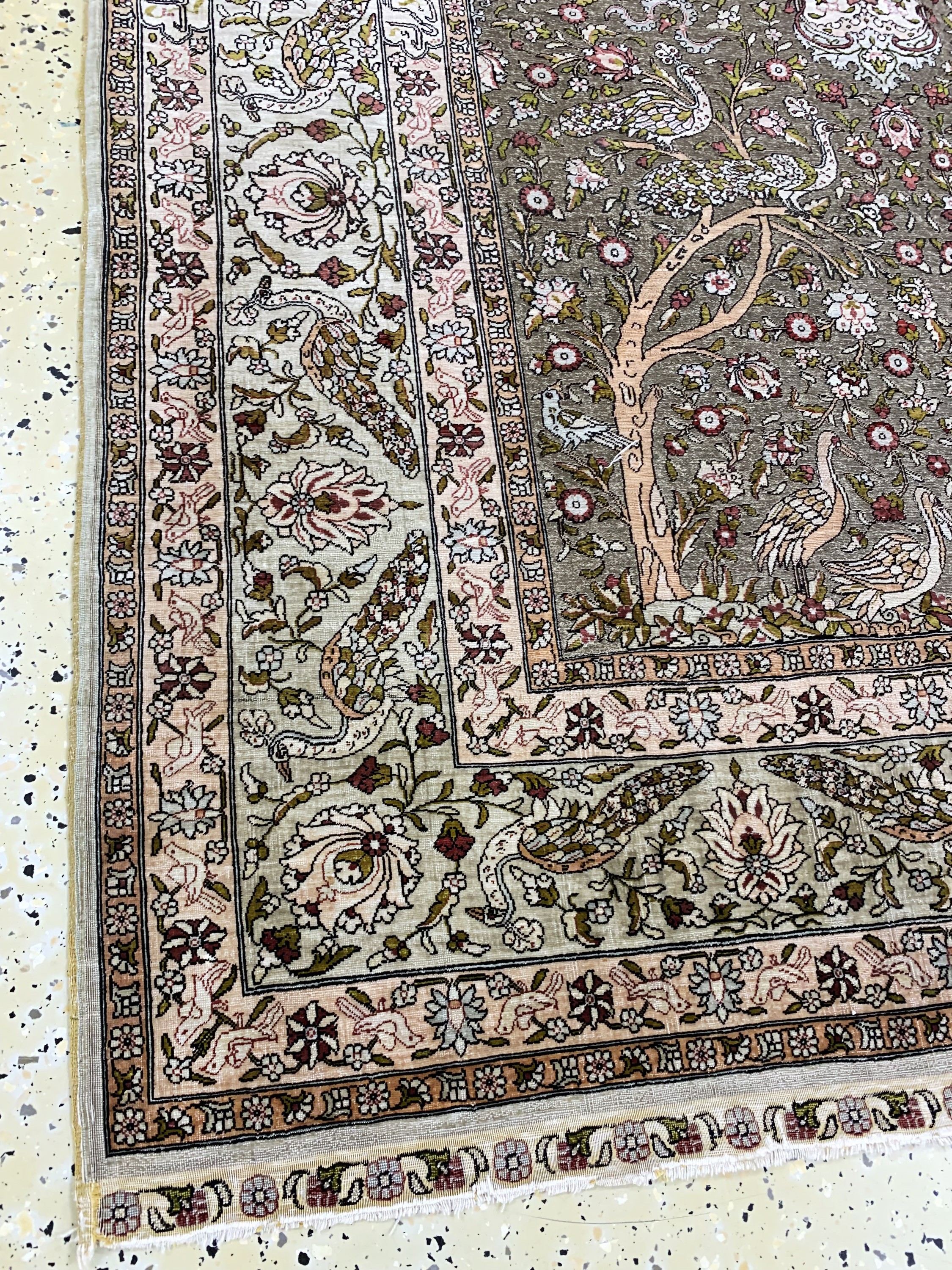 Detail c: Hereke Seide fein, Türkei, signiert"Özipek", Anfang 20.Jhd, reine Naturseide, Metallbroschiert, ca. 172 x 123 cm, ca. 1 Mio Kn/qm, EHZ: 2