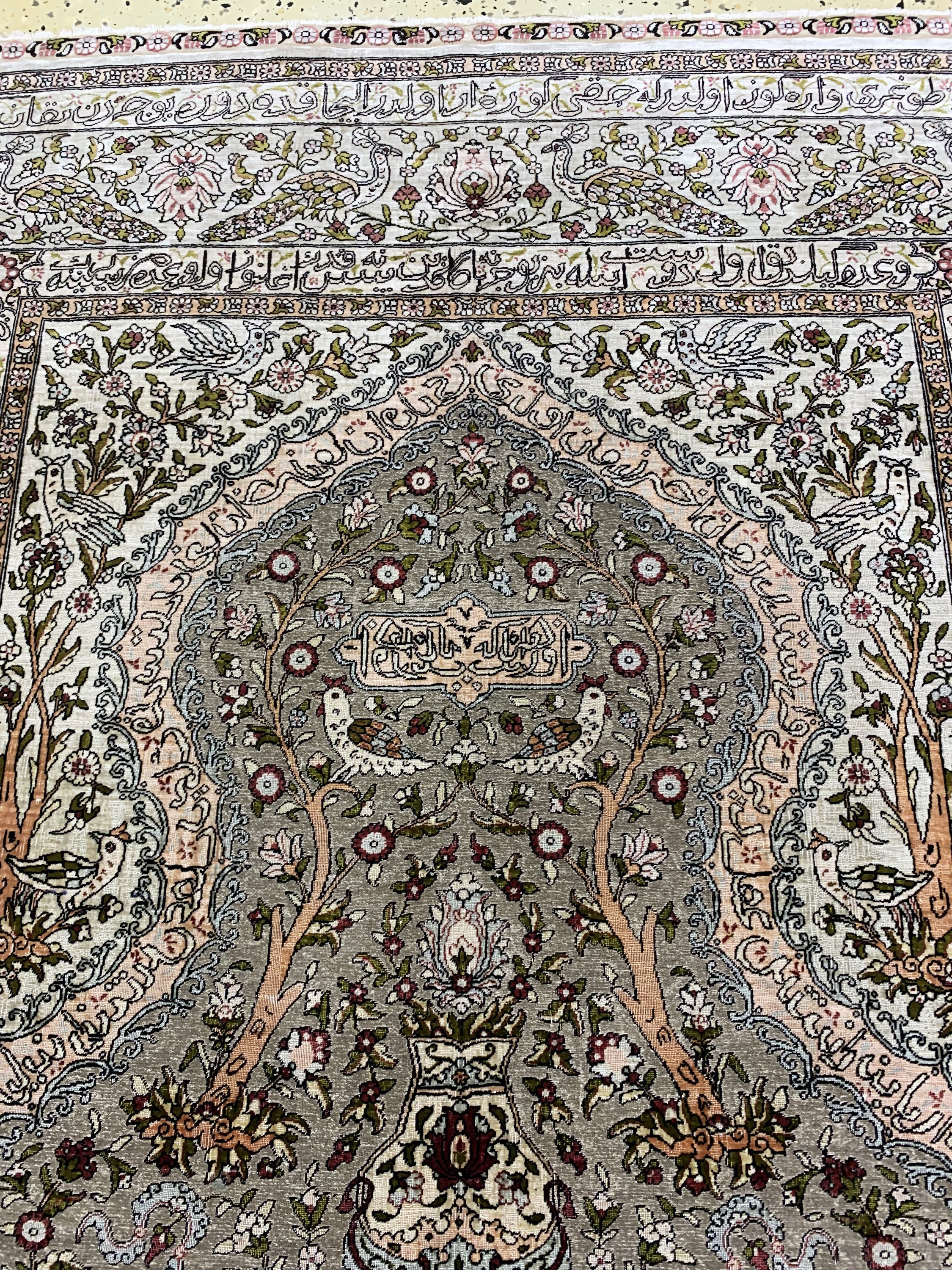 Detail d: Hereke Seide fein, Türkei, signiert"Özipek", Anfang 20.Jhd, reine Naturseide, Metallbroschiert, ca. 172 x 123 cm, ca. 1 Mio Kn/qm, EHZ: 2