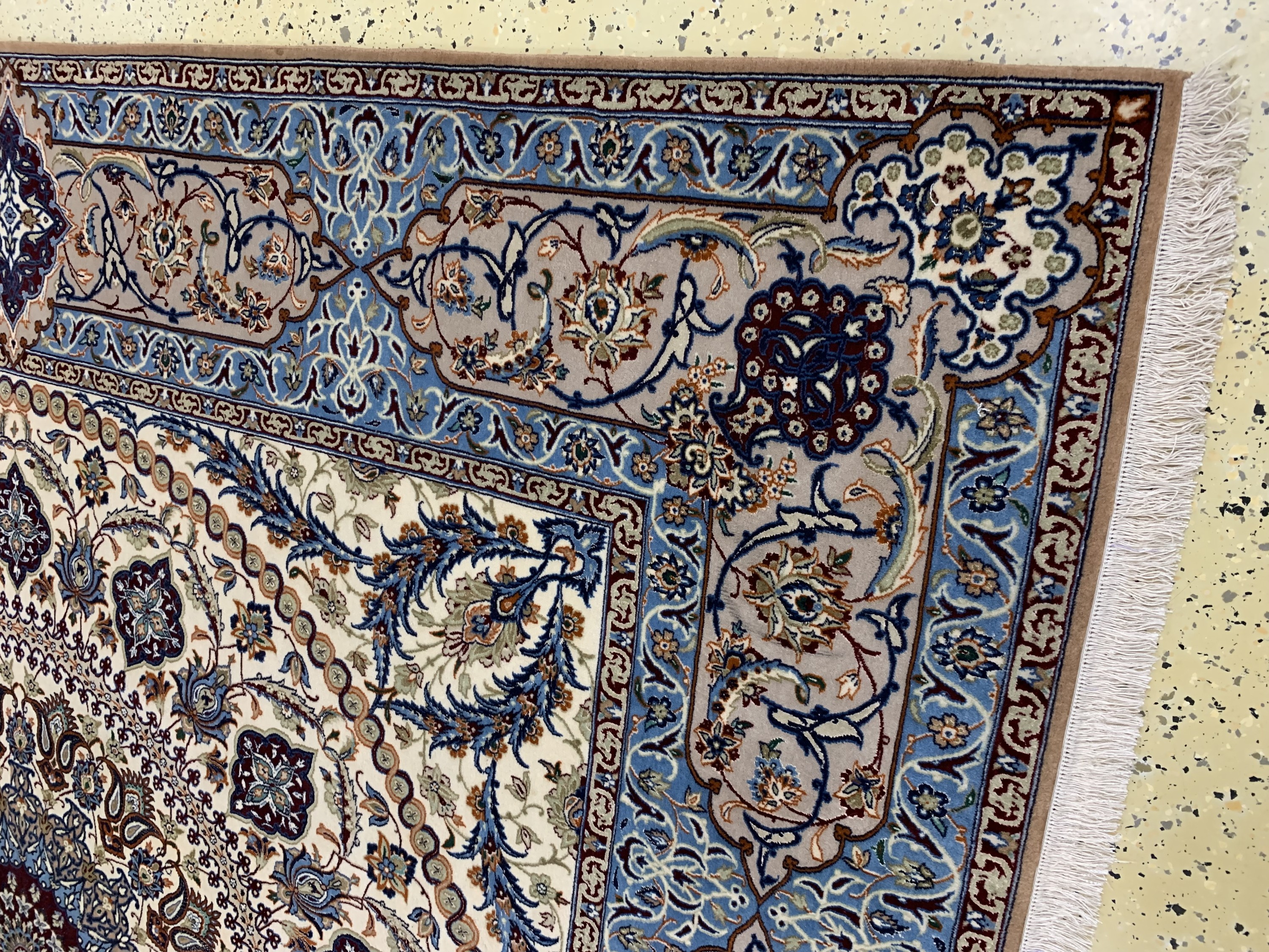 Detail a: Esfahan fein Persien, signiert"Moutawalizadeh", Ende 20.Jhd, Korkwolle mit und auf Seide, ca. 250 x 248 cm,ca. 1,0 Mio. Kn/qm, nahezu ...
