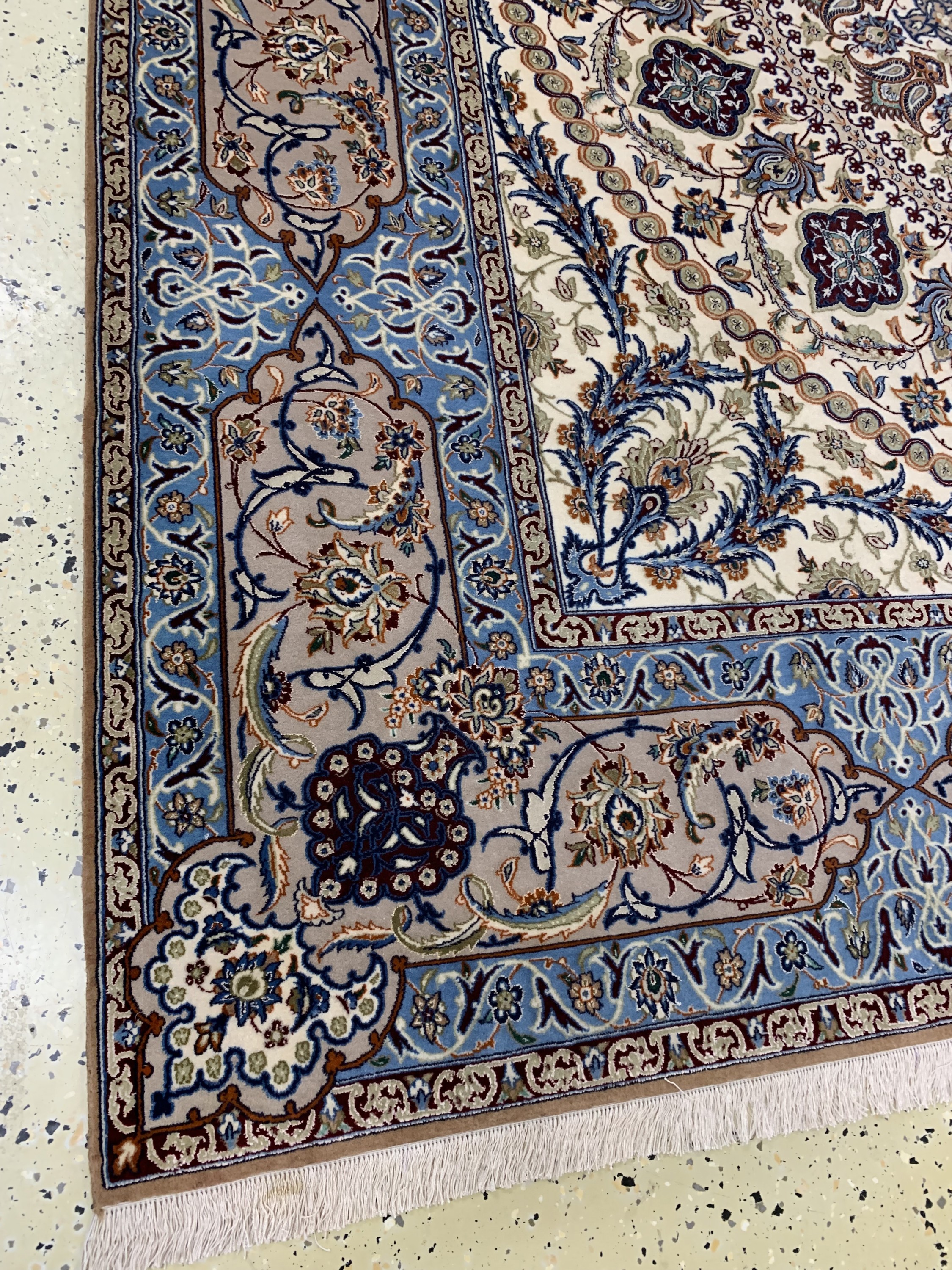 Detail b: Esfahan fein Persien, signiert"Moutawalizadeh", Ende 20.Jhd, Korkwolle mit und auf Seide, ca. 250 x 248 cm,ca. 1,0 Mio. Kn/qm, nahezu ...