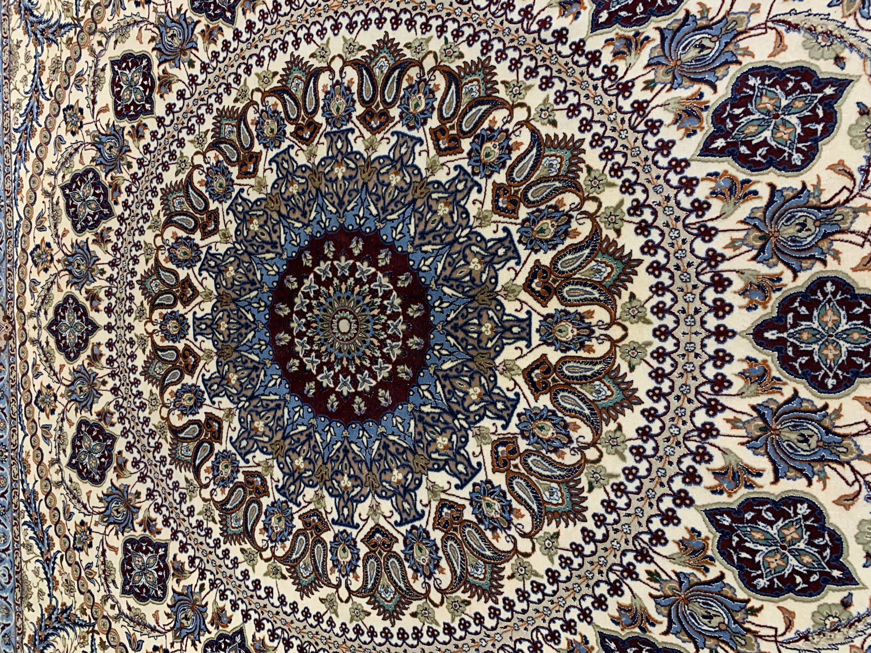 Detail d: Esfahan fein Persien, signiert"Moutawalizadeh", Ende 20.Jhd, Korkwolle mit und auf Seide, ca. 250 x 248 cm,ca. 1,0 Mio. Kn/qm, nahezu ...