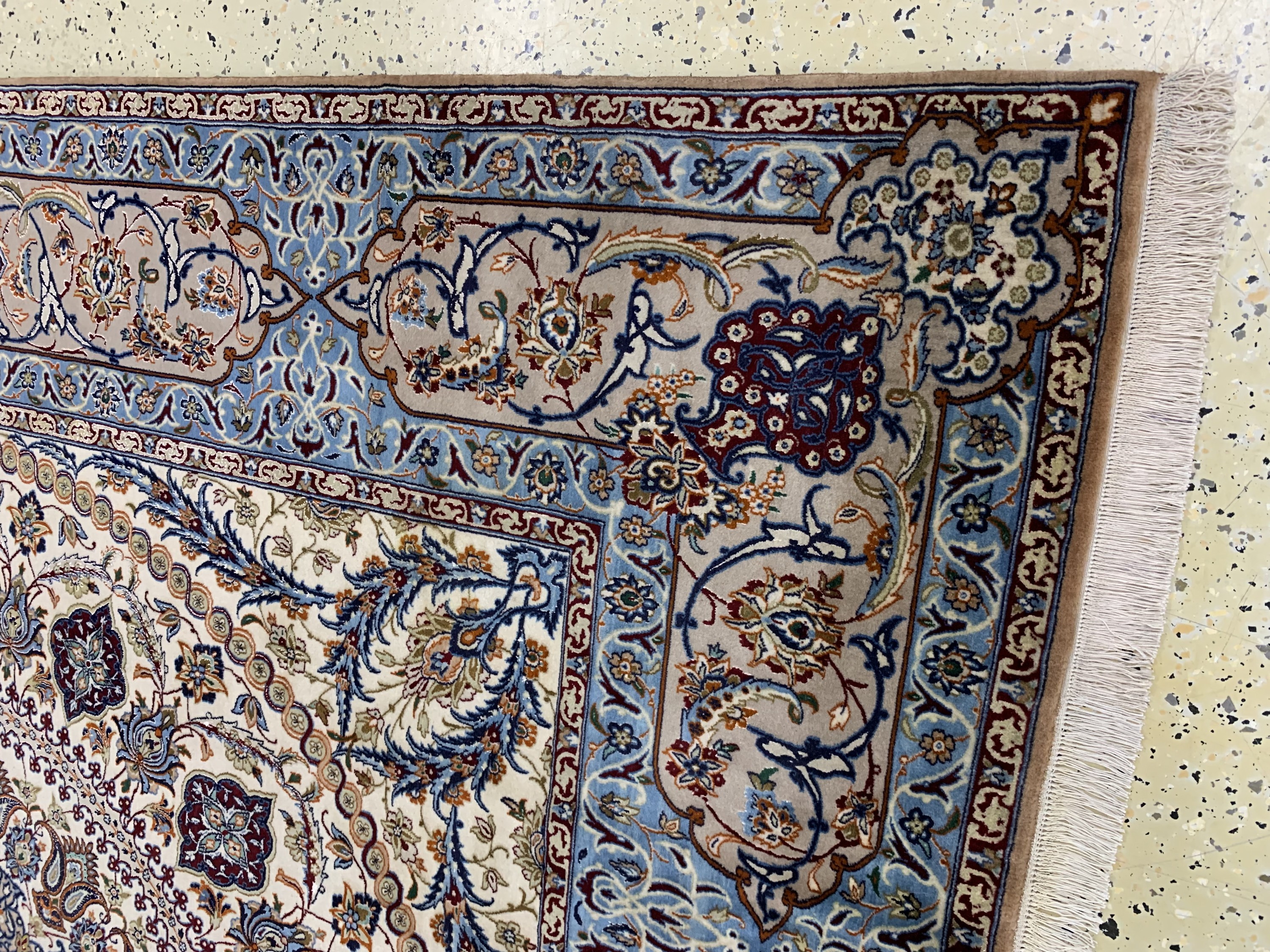 Detail e: Esfahan fein Persien, signiert"Moutawalizadeh", Ende 20.Jhd, Korkwolle mit und auf Seide, ca. 250 x 248 cm,ca. 1,0 Mio. Kn/qm, nahezu ...