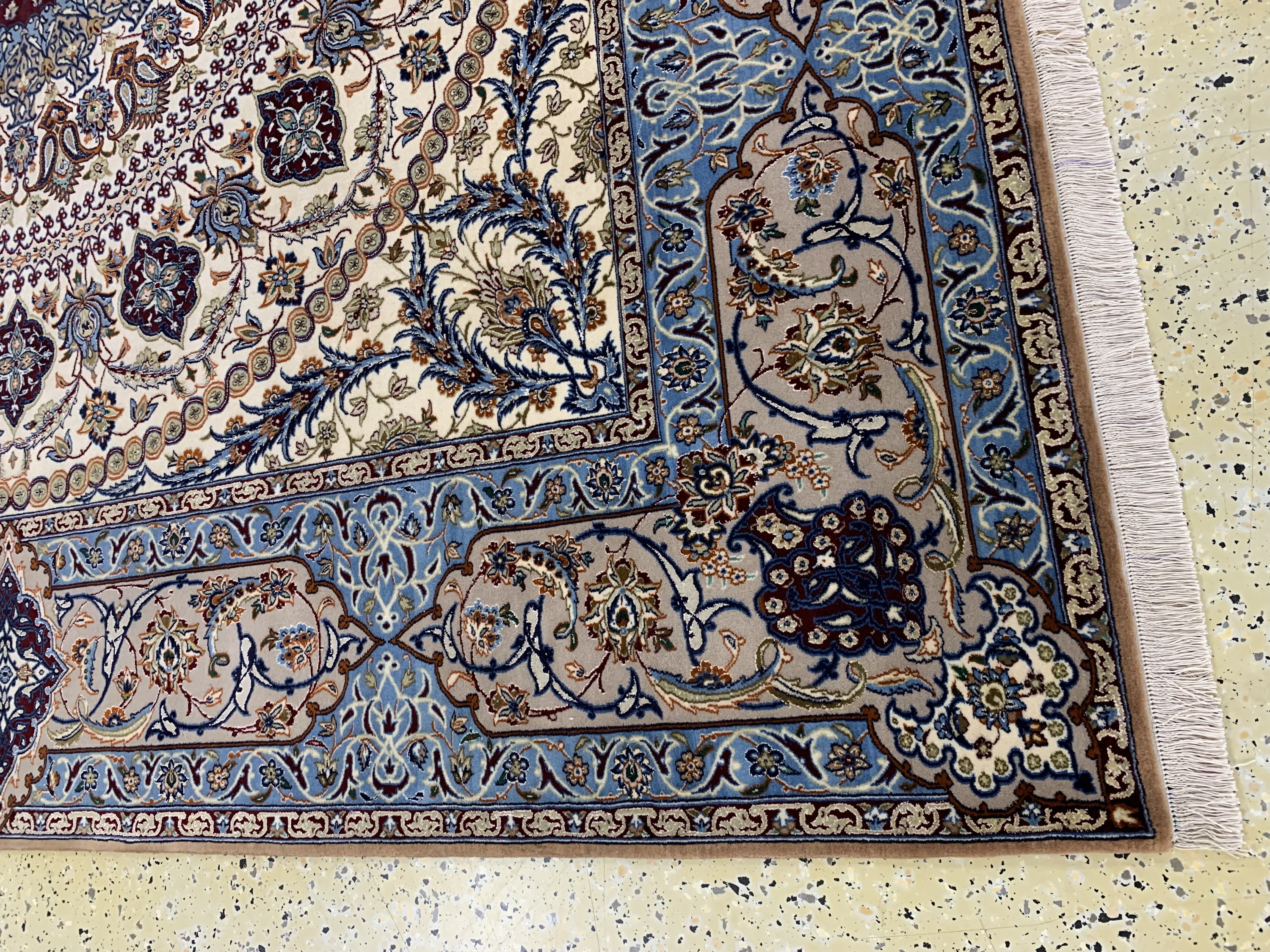 Detail g: Esfahan fein Persien, signiert"Moutawalizadeh", Ende 20.Jhd, Korkwolle mit und auf Seide, ca. 250 x 248 cm,ca. 1,0 Mio. Kn/qm, nahezu ...