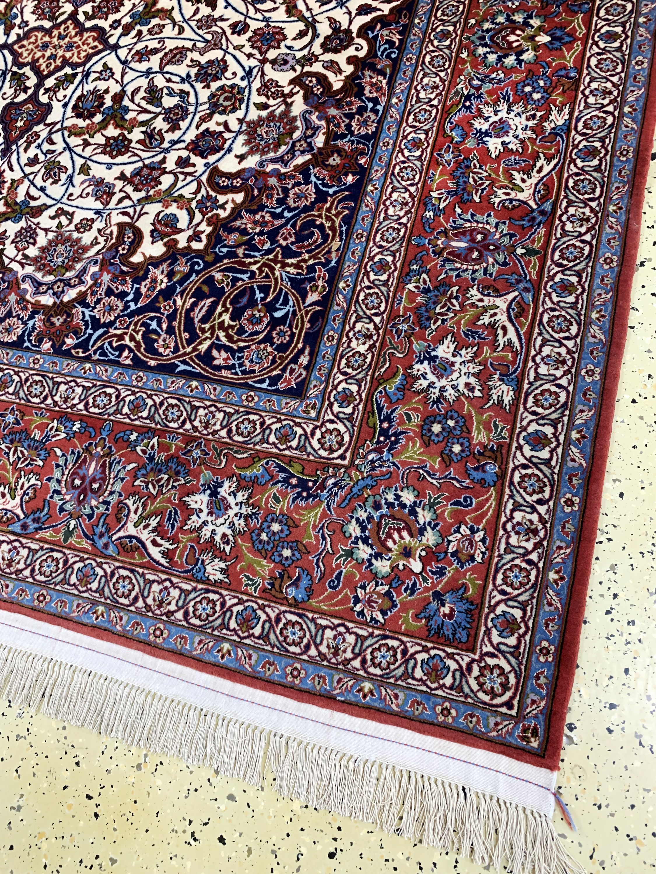 Detail a: Esfahan fein Persien, signiert"Seyrafian", Ende 20.Jhd, Korkwolle mit und auf Seide, ca. 316 x 210 cm, nahezu neuwertig